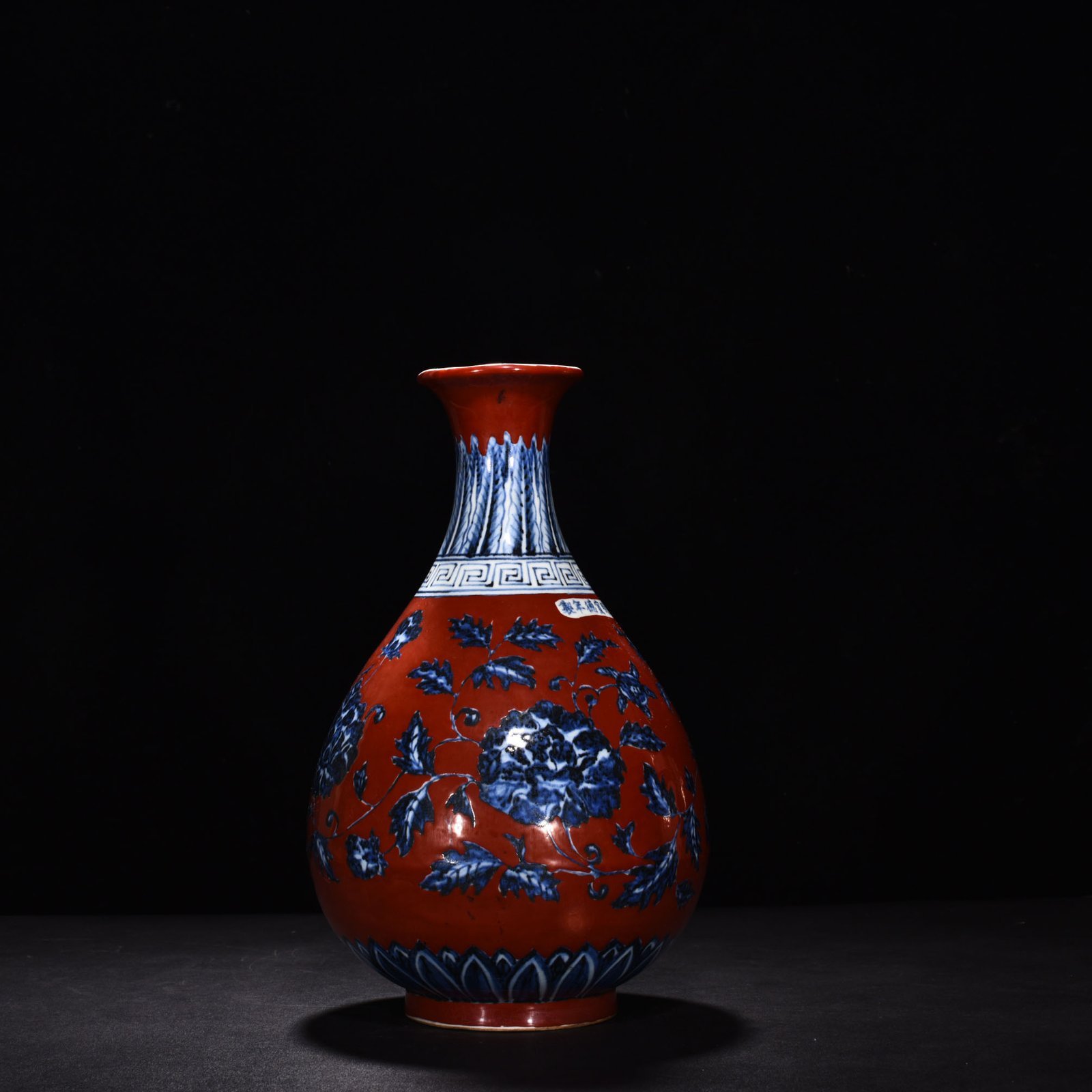 Ming Dynasty Xuande red ground blue and white flower pattern jade pot