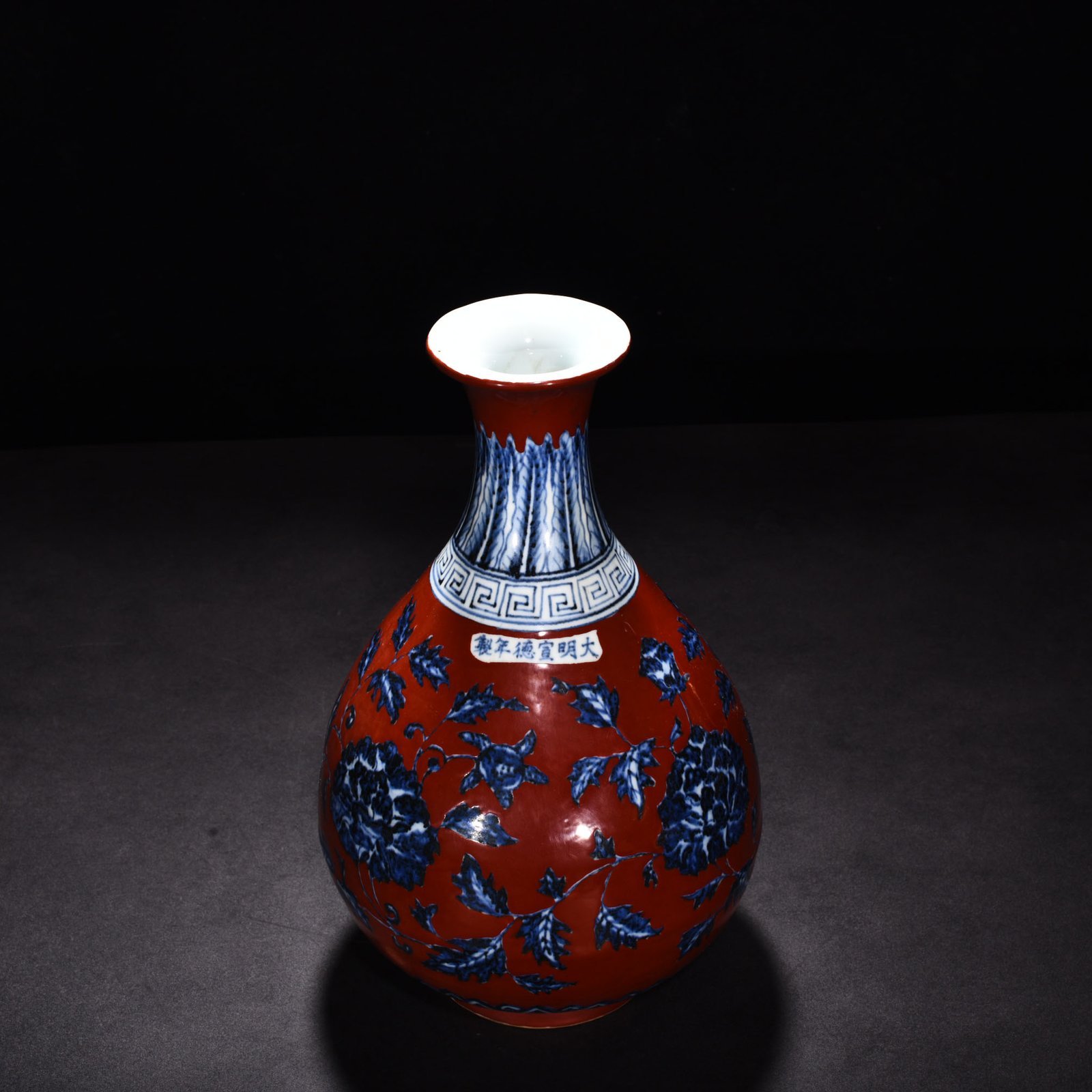 Ming Dynasty Xuande red ground blue and white flower pattern jade pot