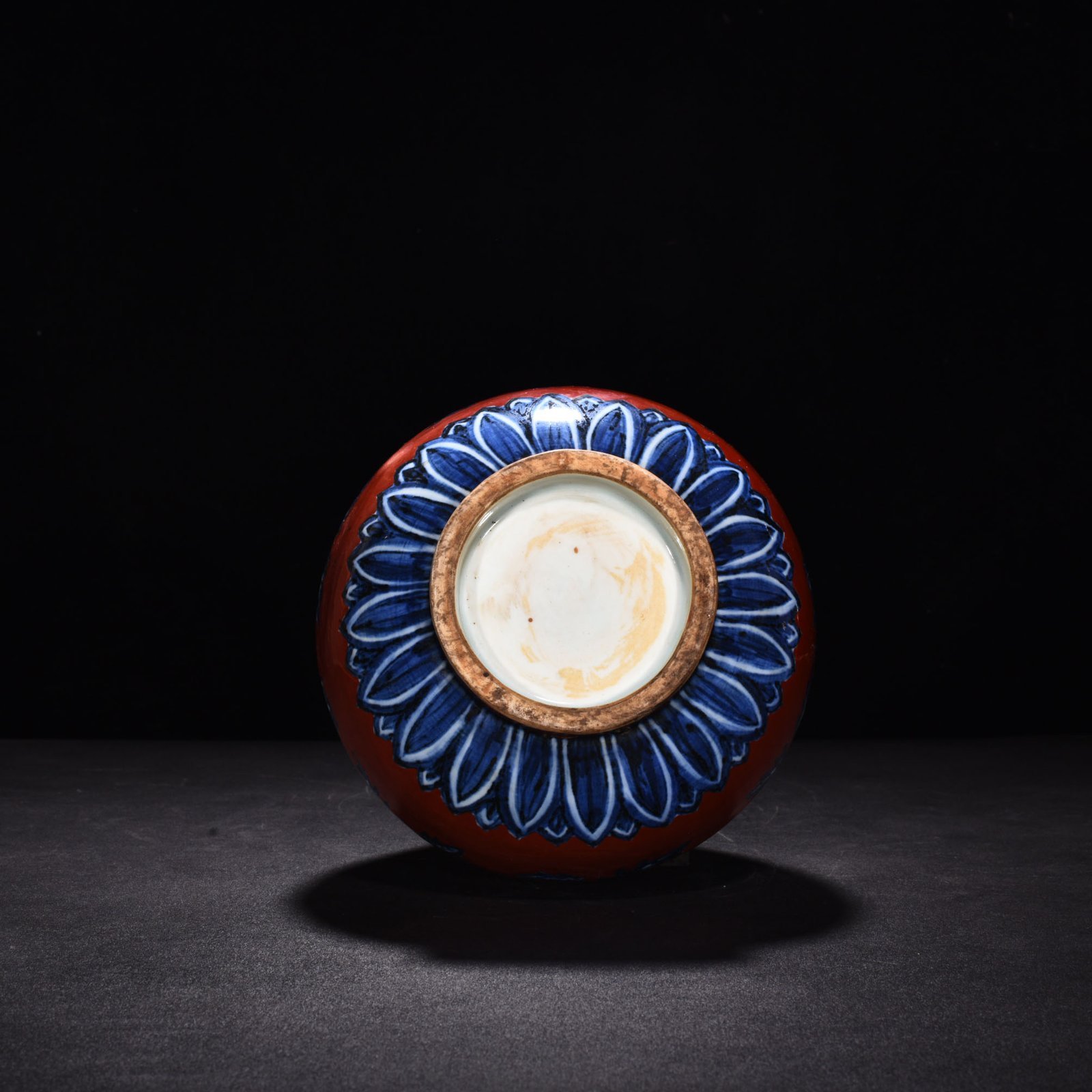 Ming Dynasty Xuande red ground blue and white flower pattern jade pot