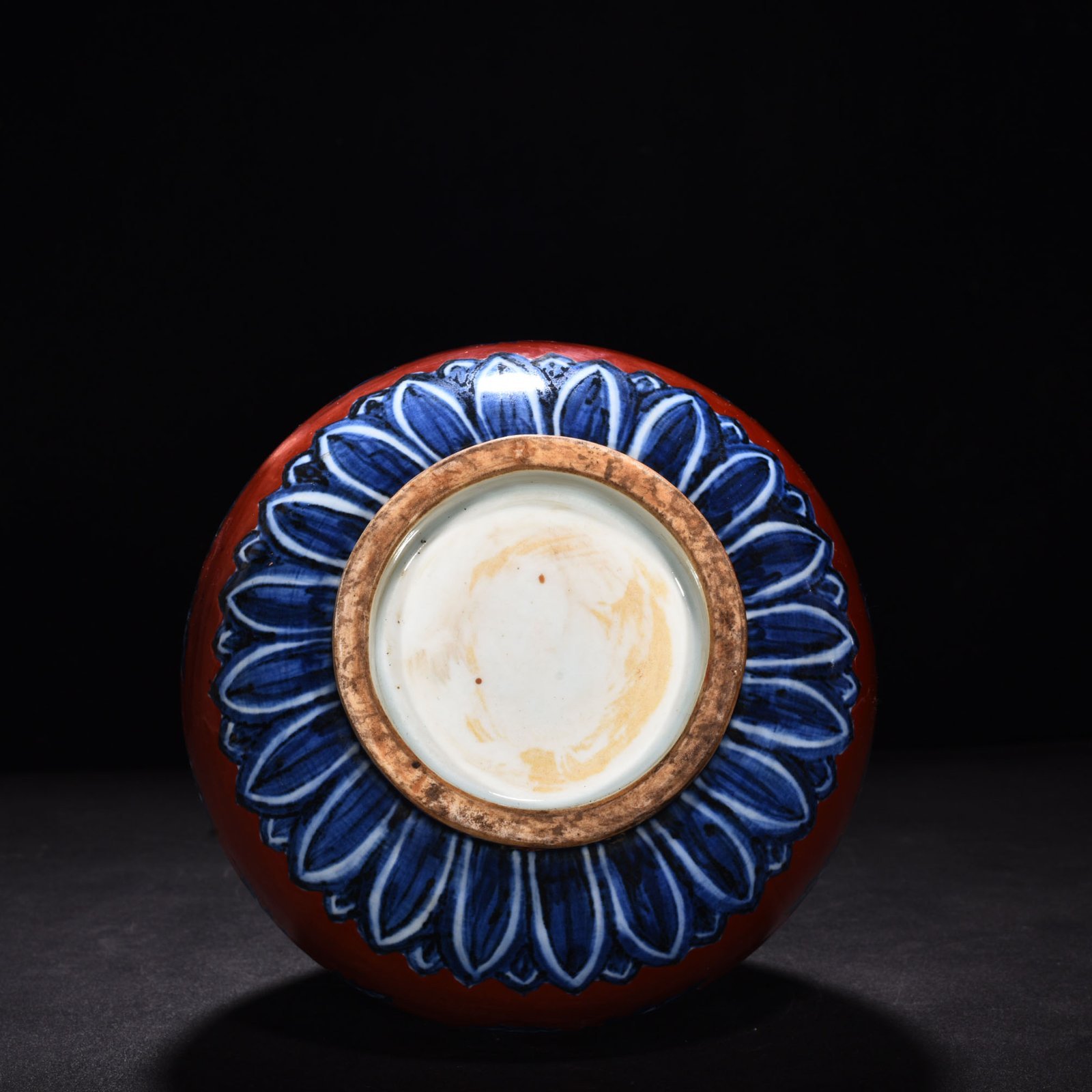 Ming Dynasty Xuande red ground blue and white flower pattern jade pot