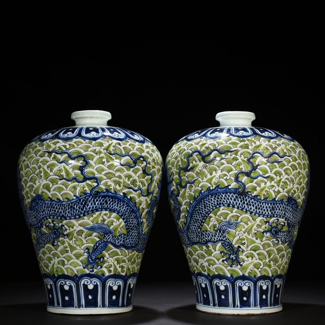 Ming Dynasty Xuande green color blue and white seawater dragon pattern plum vase