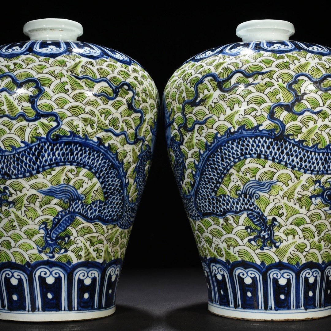 Ming Dynasty Xuande green color blue and white seawater dragon pattern plum vase