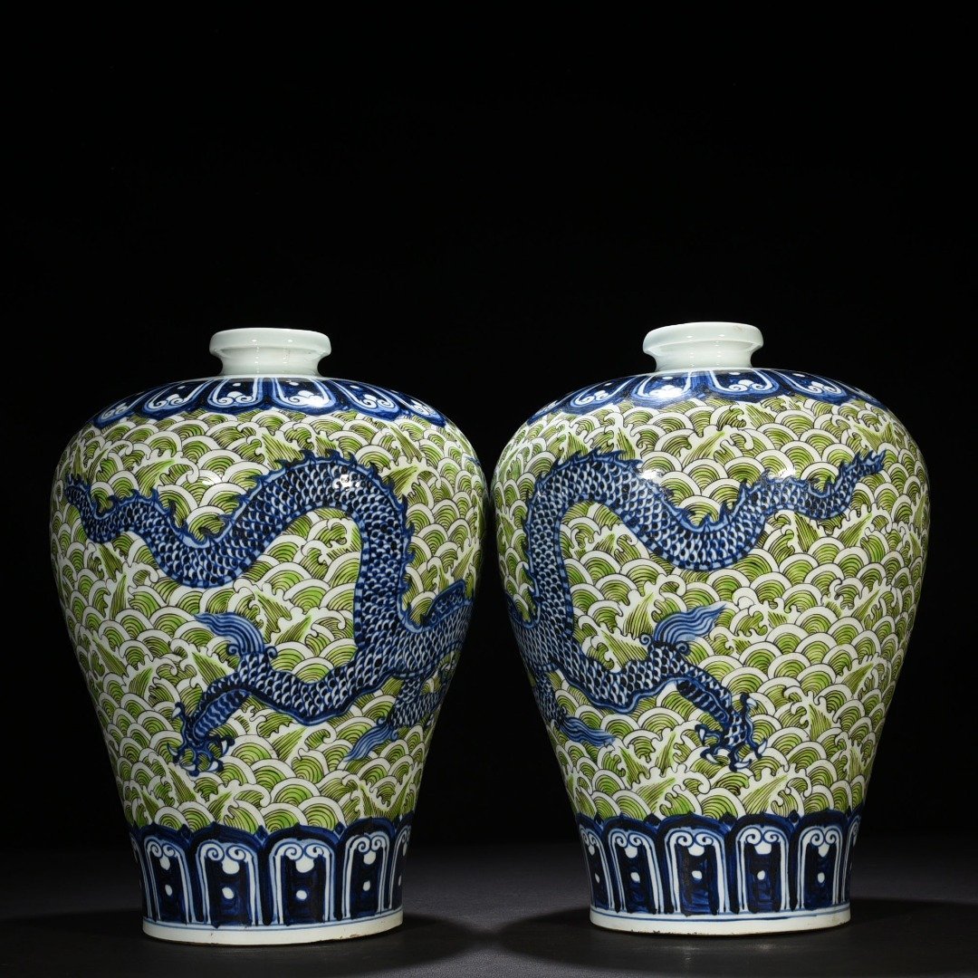 Ming Dynasty Xuande green color blue and white seawater dragon pattern plum vase