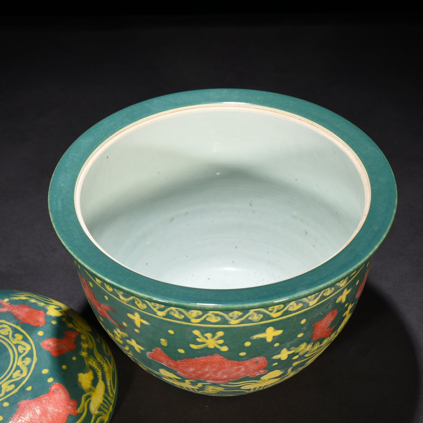 Ming Dynasty Xuande green glaze carved fish and algae pattern lid jar