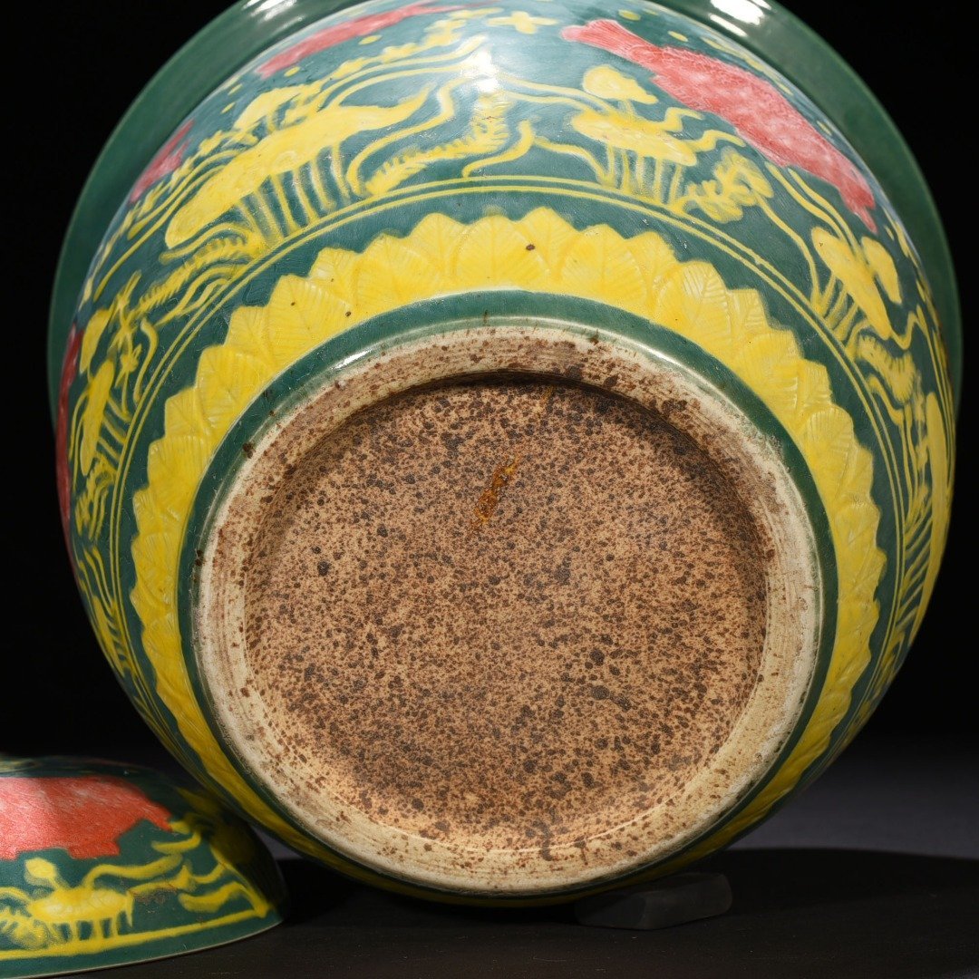 Ming Dynasty Xuande green glaze carved fish and algae pattern lid jar