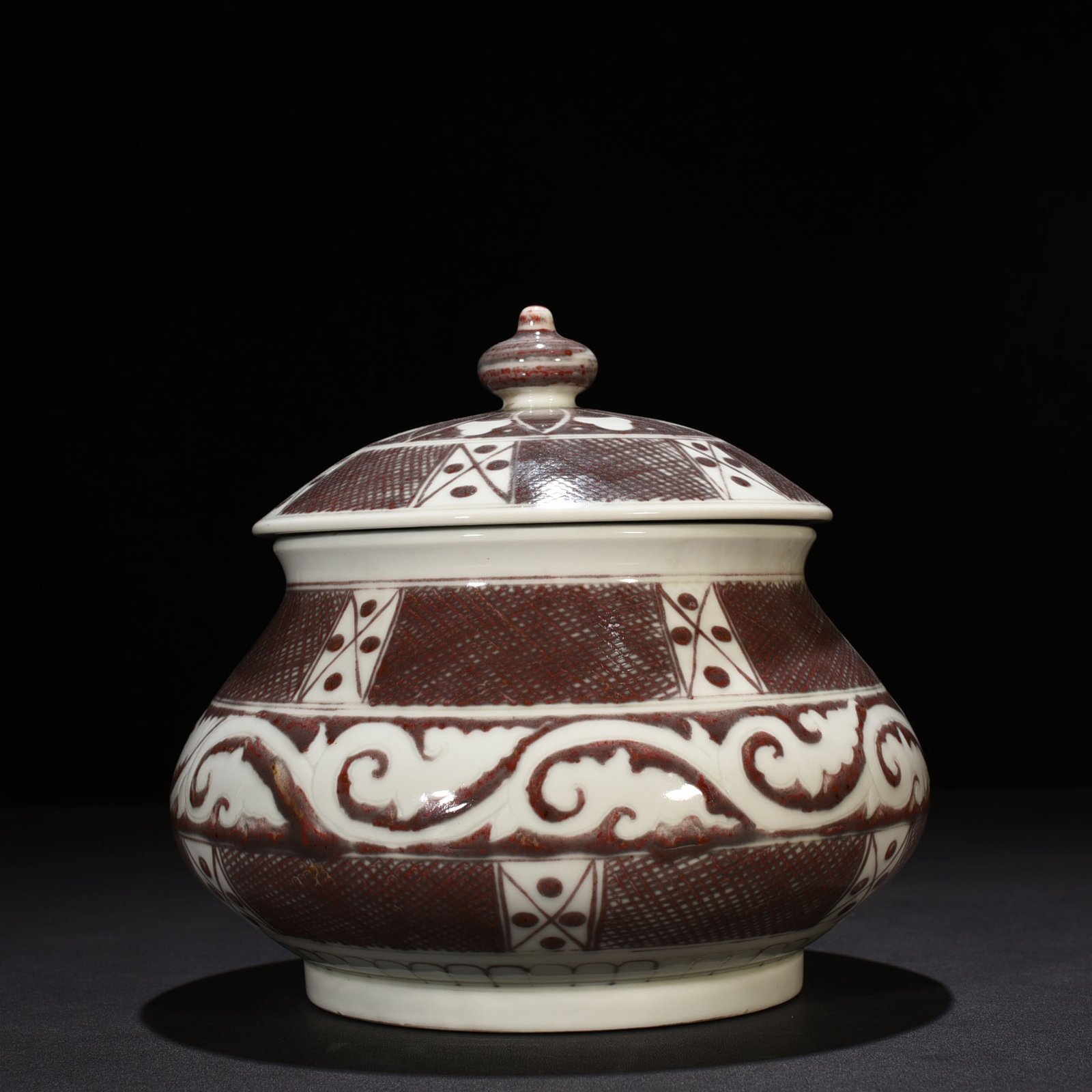 Ming Dynasty Xuande underglaze red brocade floral pattern lid jar
