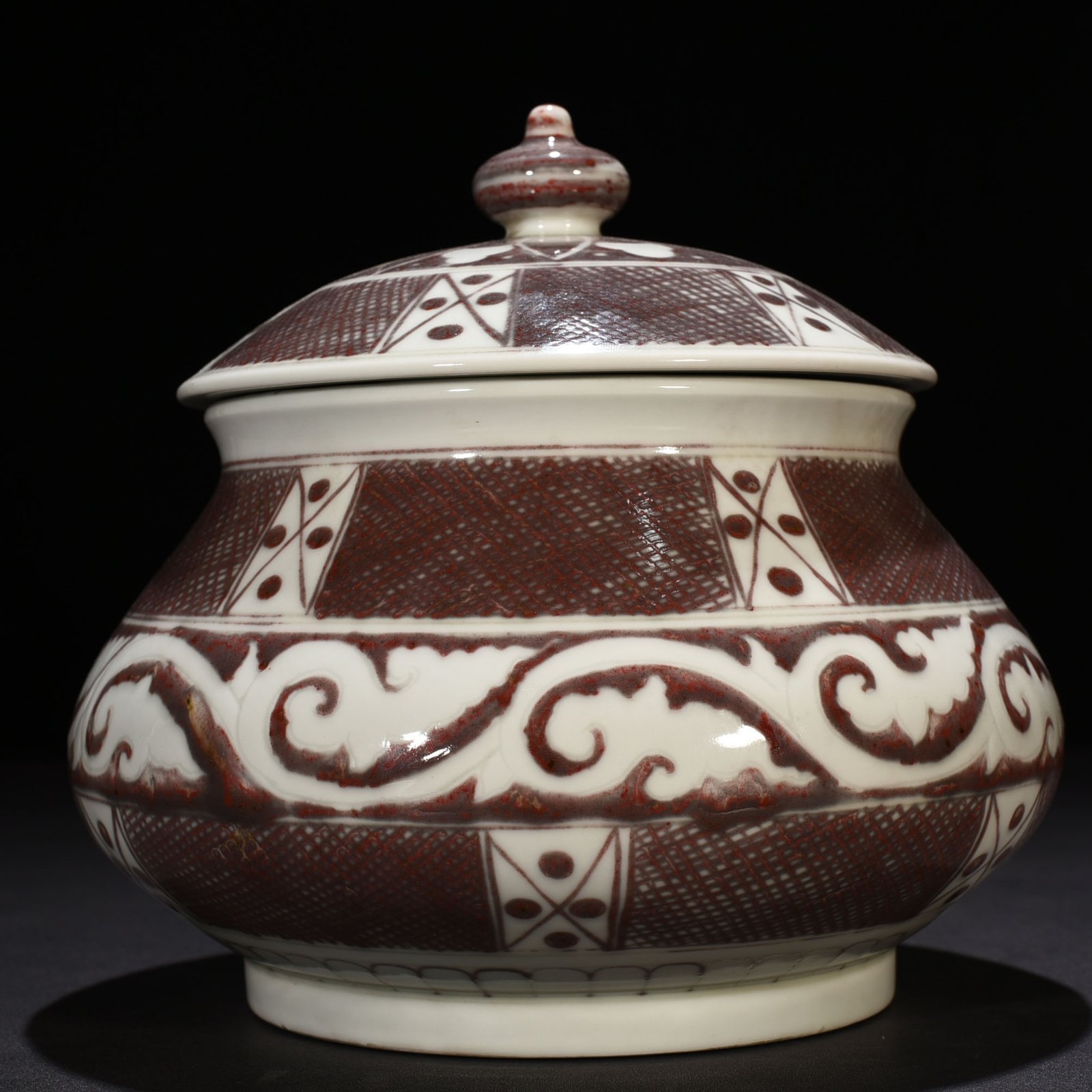Ming Dynasty Xuande underglaze red brocade floral pattern lid jar