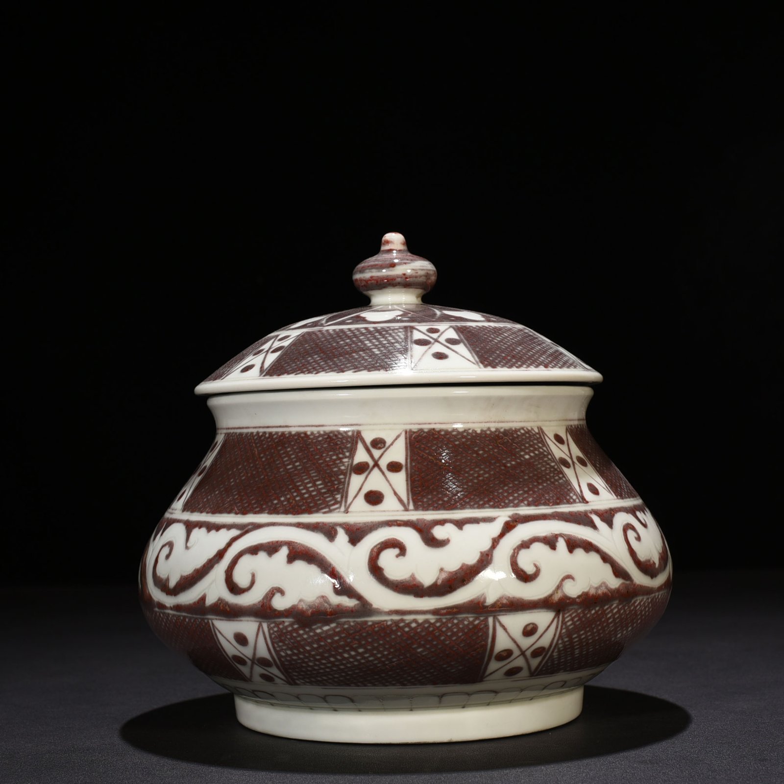 Ming Dynasty Xuande underglaze red brocade floral pattern lid jar