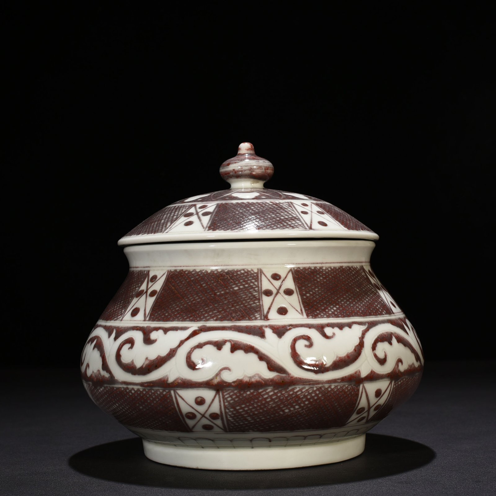 Ming Dynasty Xuande underglaze red brocade floral pattern lid jar
