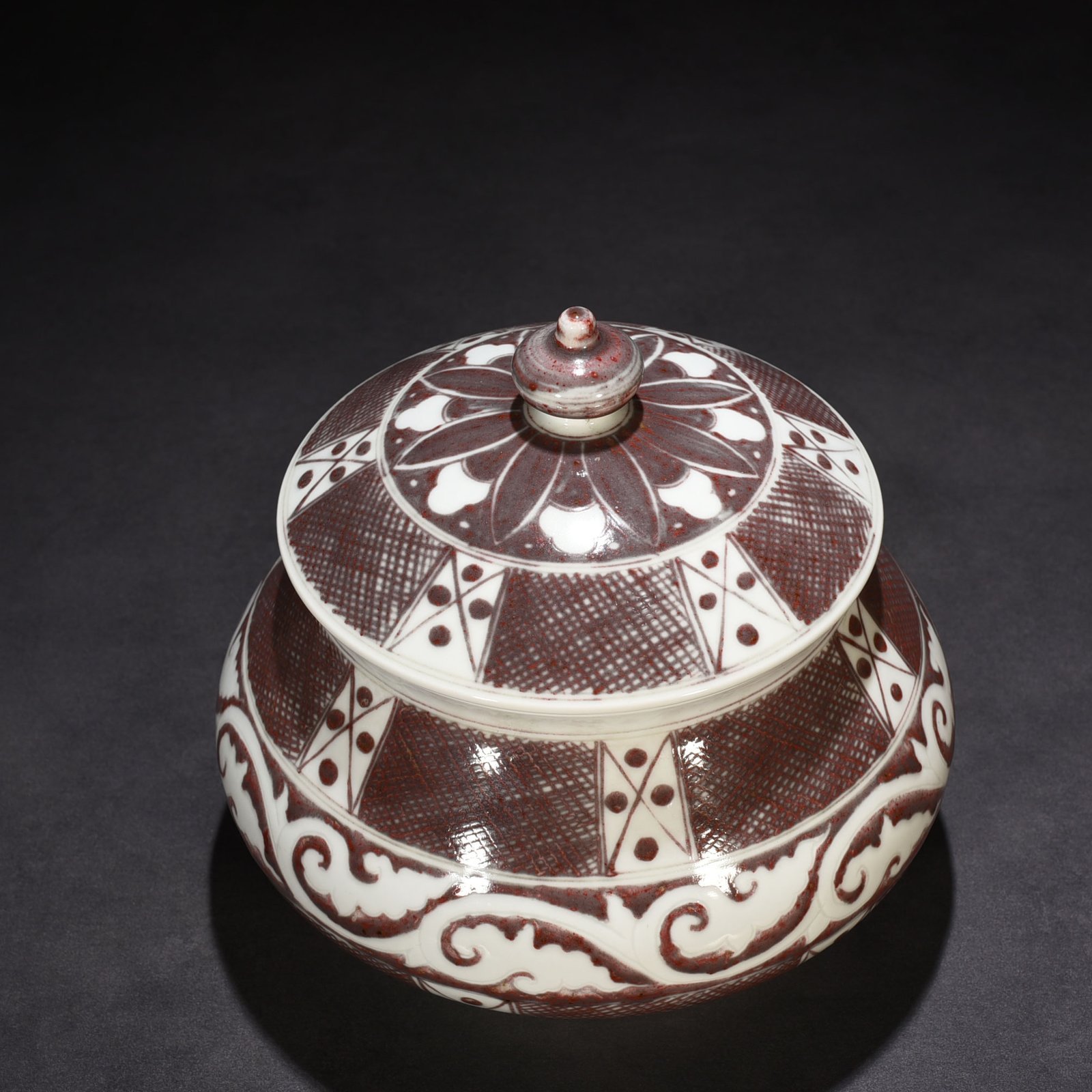 Ming Dynasty Xuande underglaze red brocade floral pattern lid jar