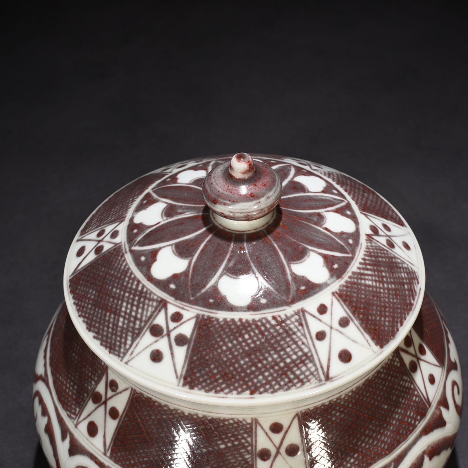 Ming Dynasty Xuande underglaze red brocade floral pattern lid jar