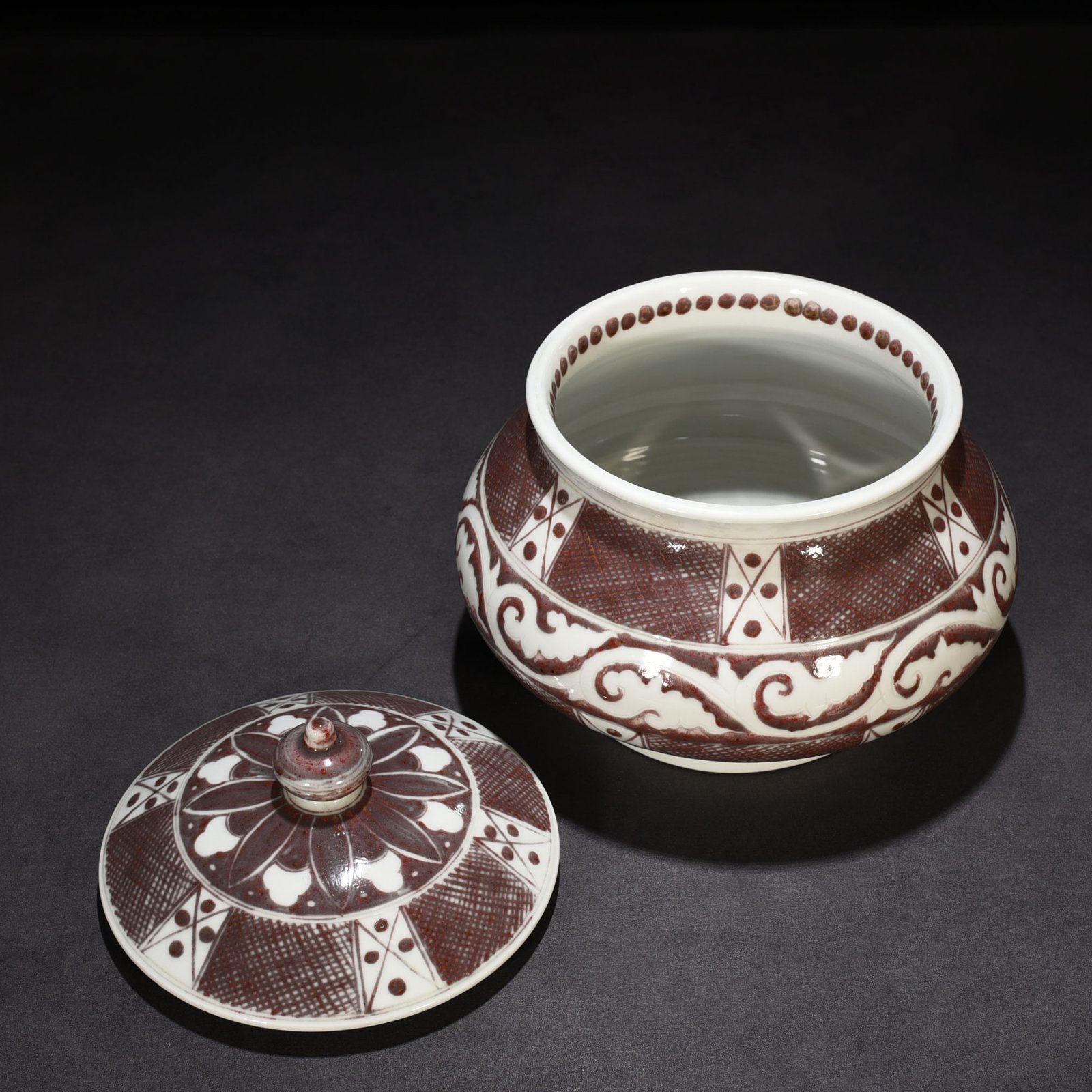 Ming Dynasty Xuande underglaze red brocade floral pattern lid jar