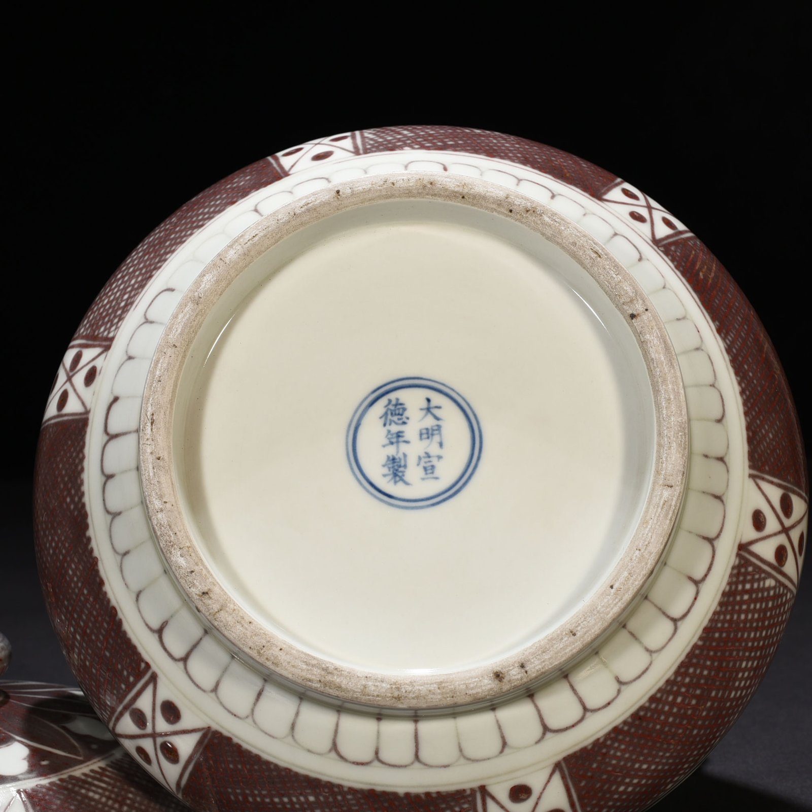 Ming Dynasty Xuande underglaze red brocade floral pattern lid jar