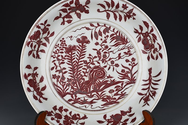 Ming Dynasty Xuande underglaze red cockscomb pattern plate
