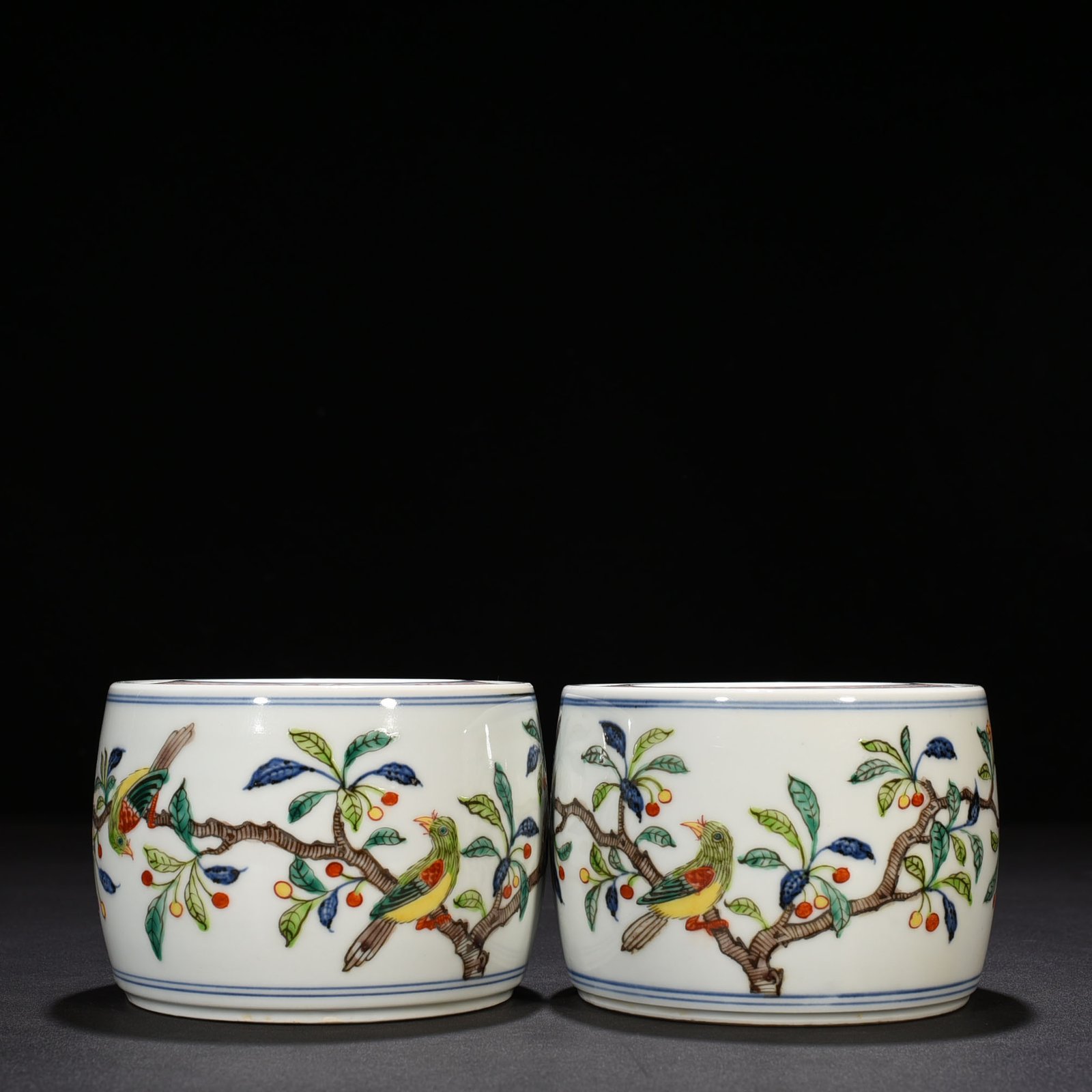 Ming Dynasty Xuande inscription blue and white cricket jar with folded branches