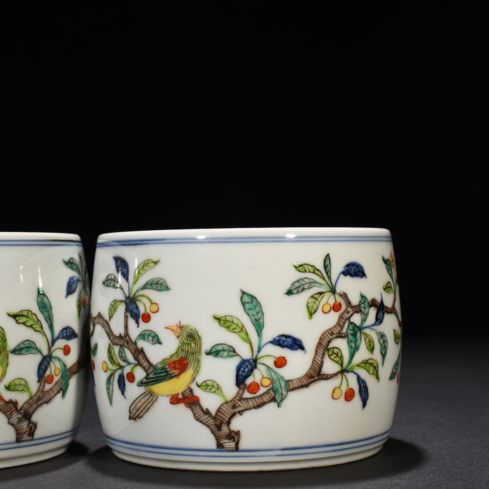 Ming Dynasty Xuande inscription blue and white cricket jar with folded branches