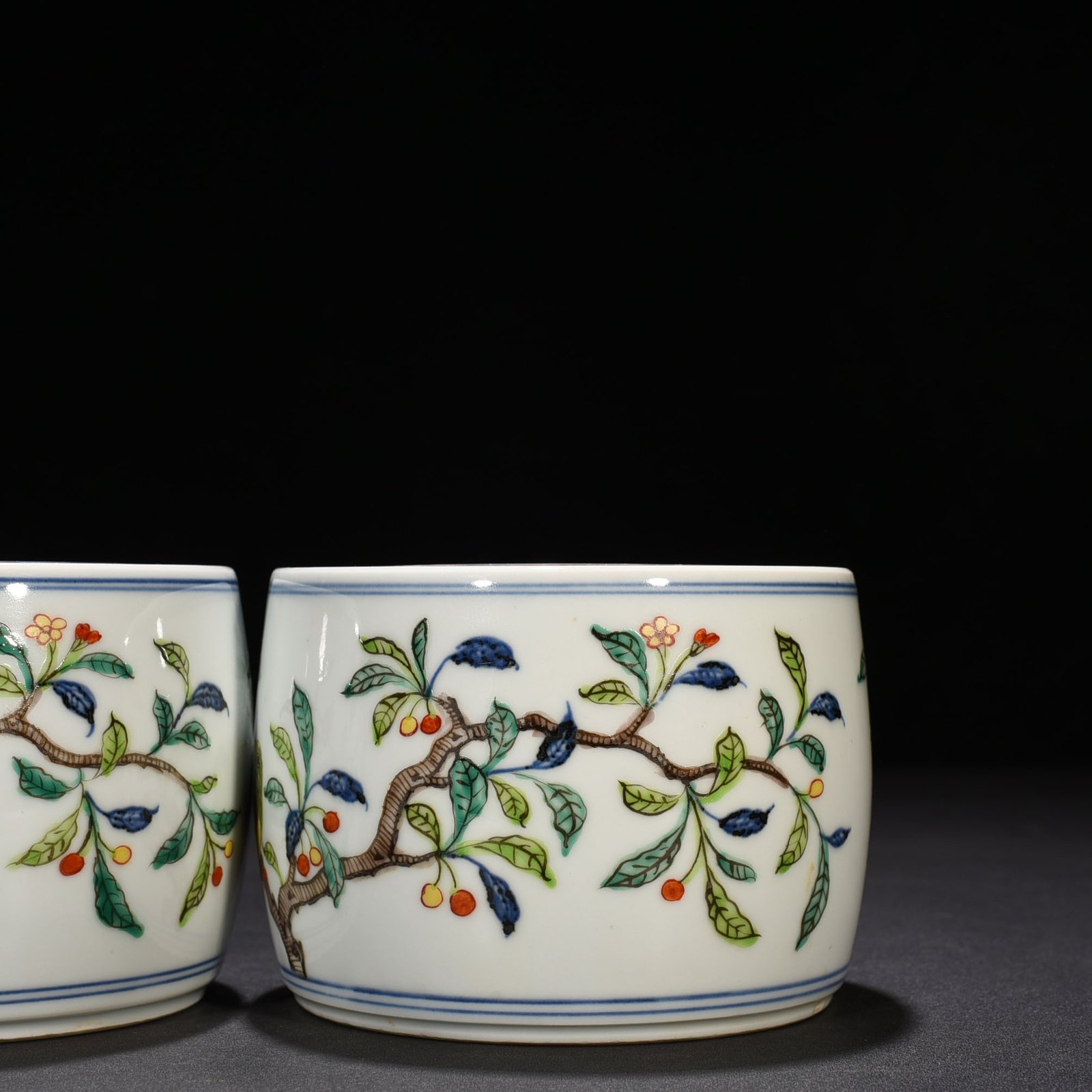 Ming Dynasty Xuande inscription blue and white cricket jar with folded branches