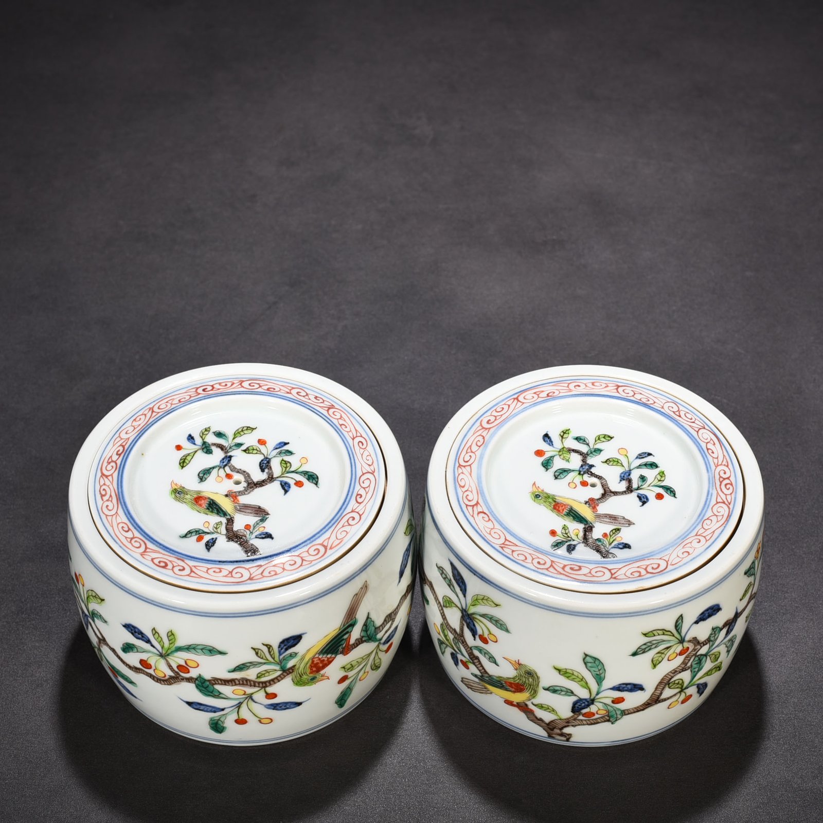 Ming Dynasty Xuande inscription blue and white cricket jar with folded branches