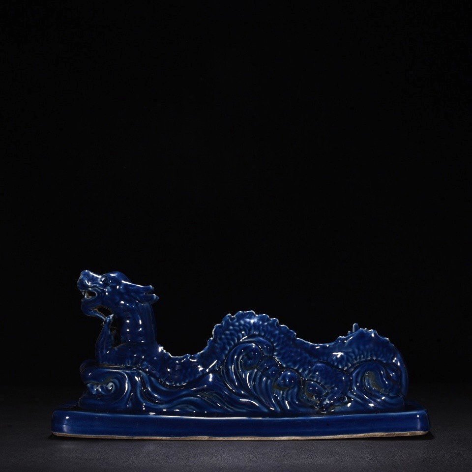 Ming Dynasty Xuande blue glazed dragon pattern pen stand