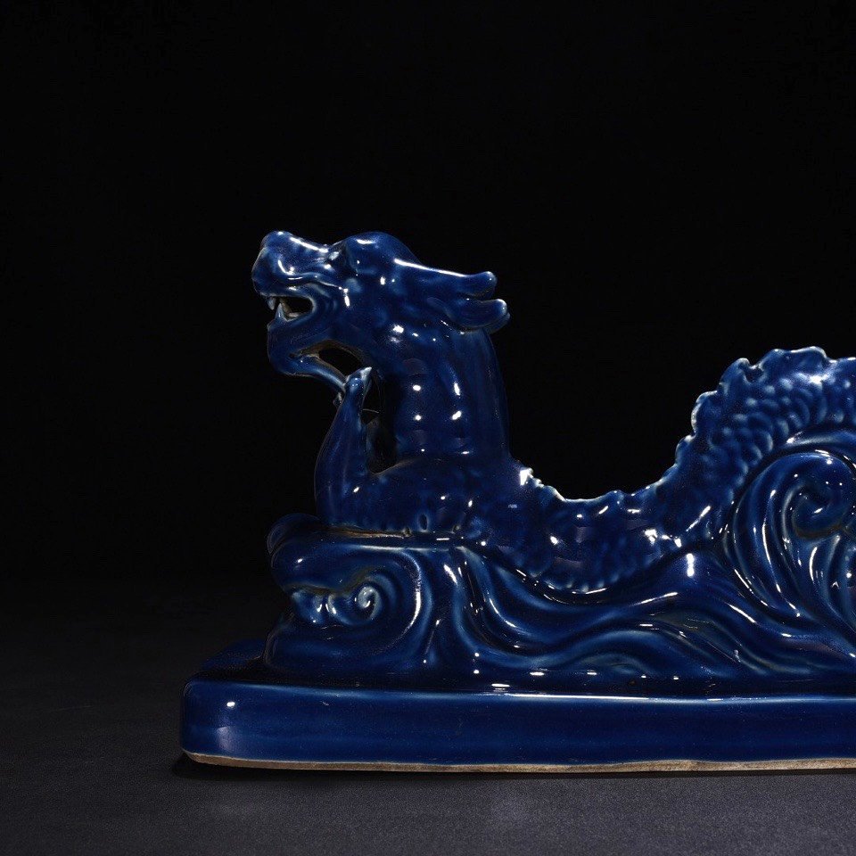 Ming Dynasty Xuande blue glazed dragon pattern pen stand
