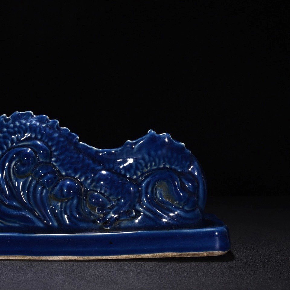 Ming Dynasty Xuande blue glazed dragon pattern pen stand