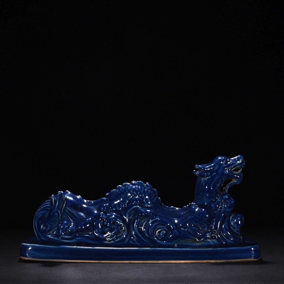 Ming Dynasty Xuande blue glazed dragon pattern pen stand