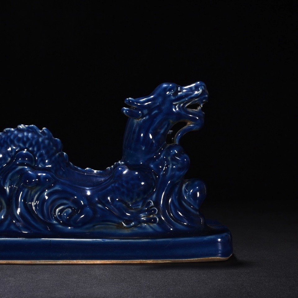 Ming Dynasty Xuande blue glazed dragon pattern pen stand