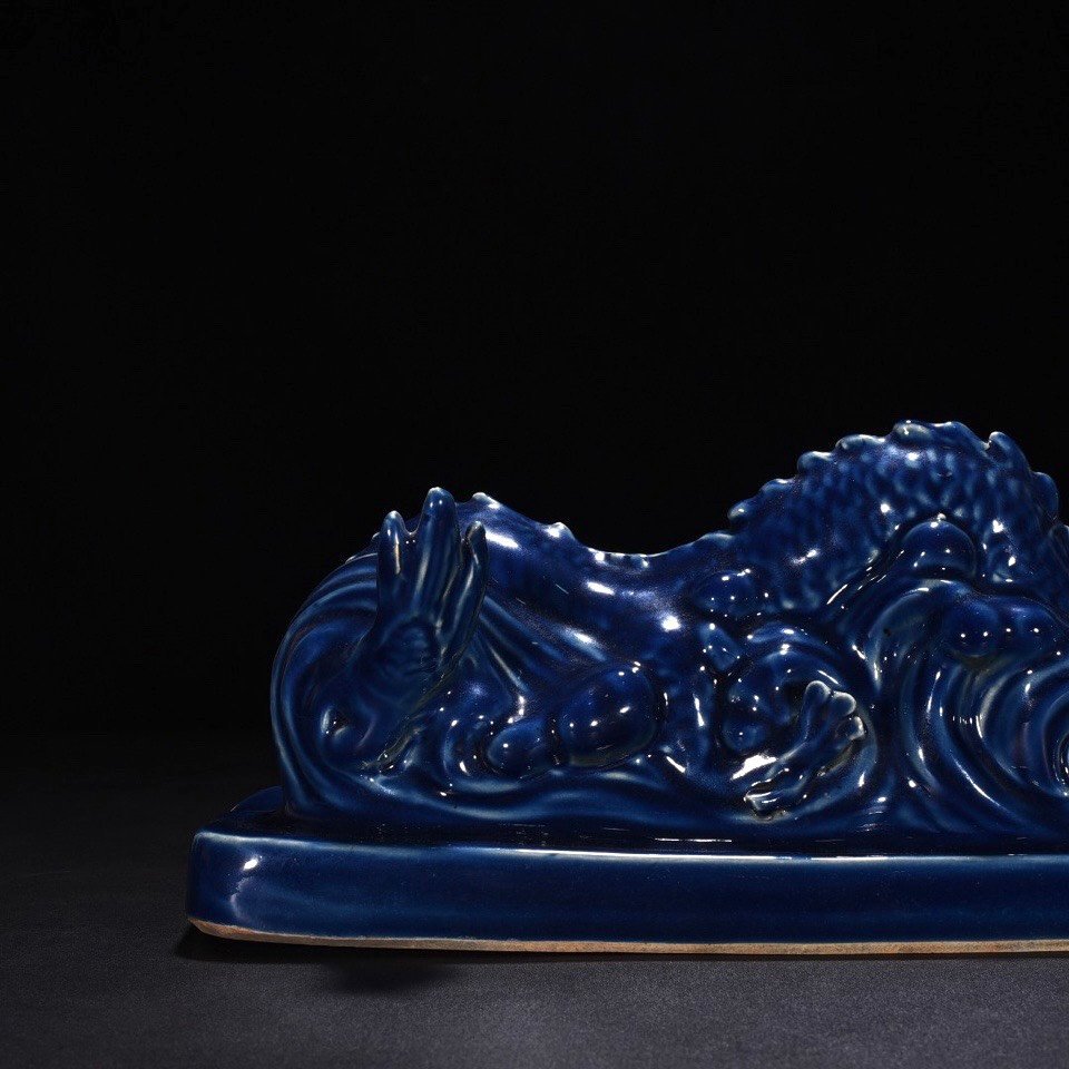 Ming Dynasty Xuande blue glazed dragon pattern pen stand