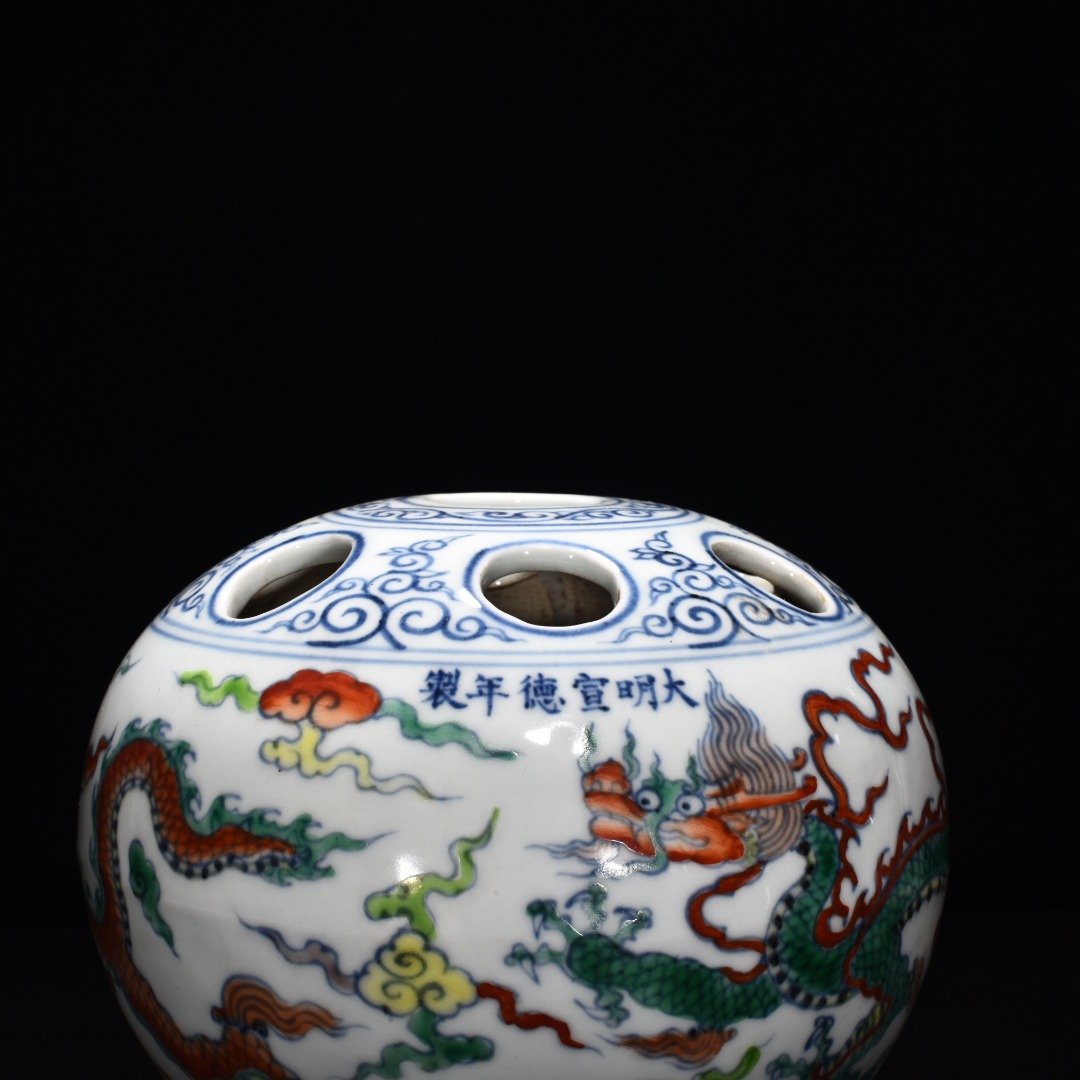 Ming Dynasty Xuande blue and white colorful cloud and dragon pattern flower arrangement