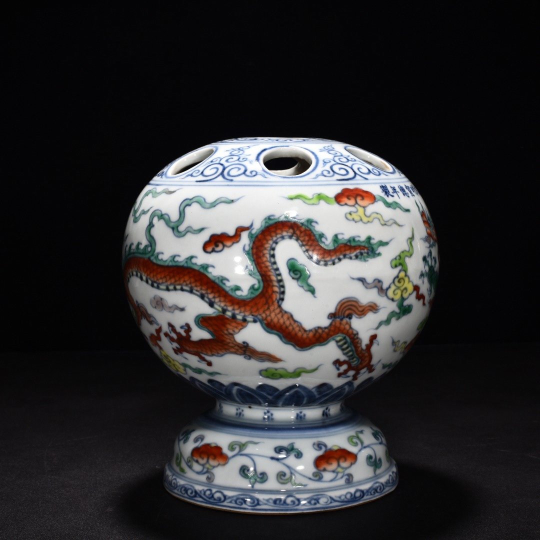 Ming Dynasty Xuande blue and white colorful cloud and dragon pattern flower arrangement