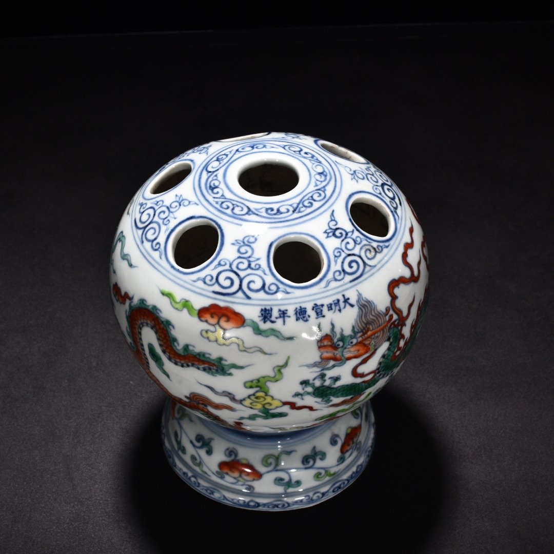 Ming Dynasty Xuande blue and white colorful cloud and dragon pattern flower arrangement