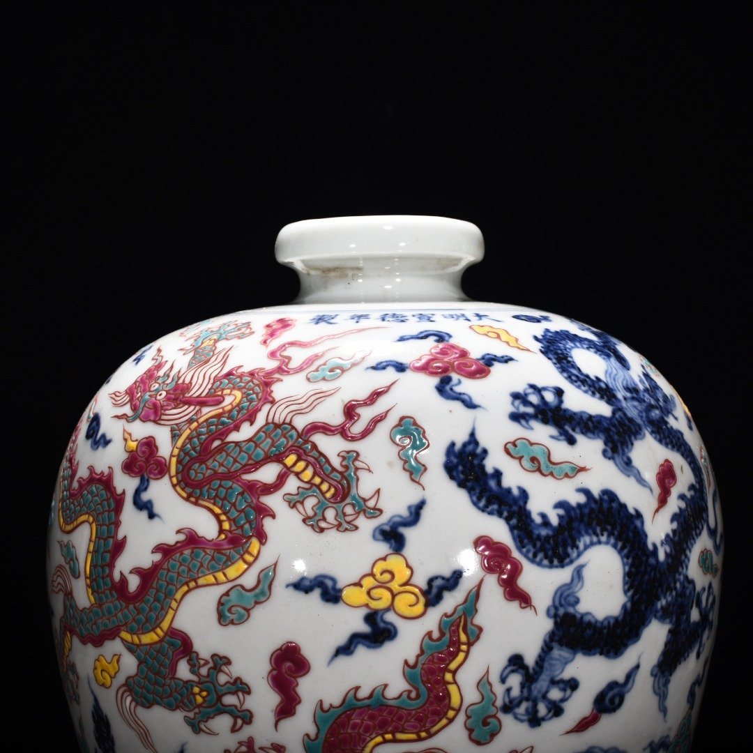Ming Dynasty Xuande blue and white five-color five-dragon pattern plum vase