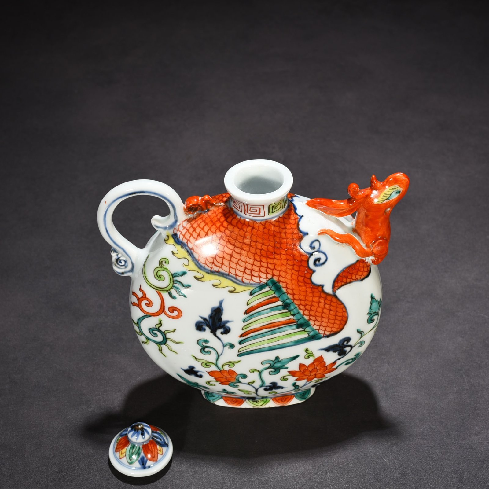 Ming Dynasty Xuande blue and white five-color phoenix head pot