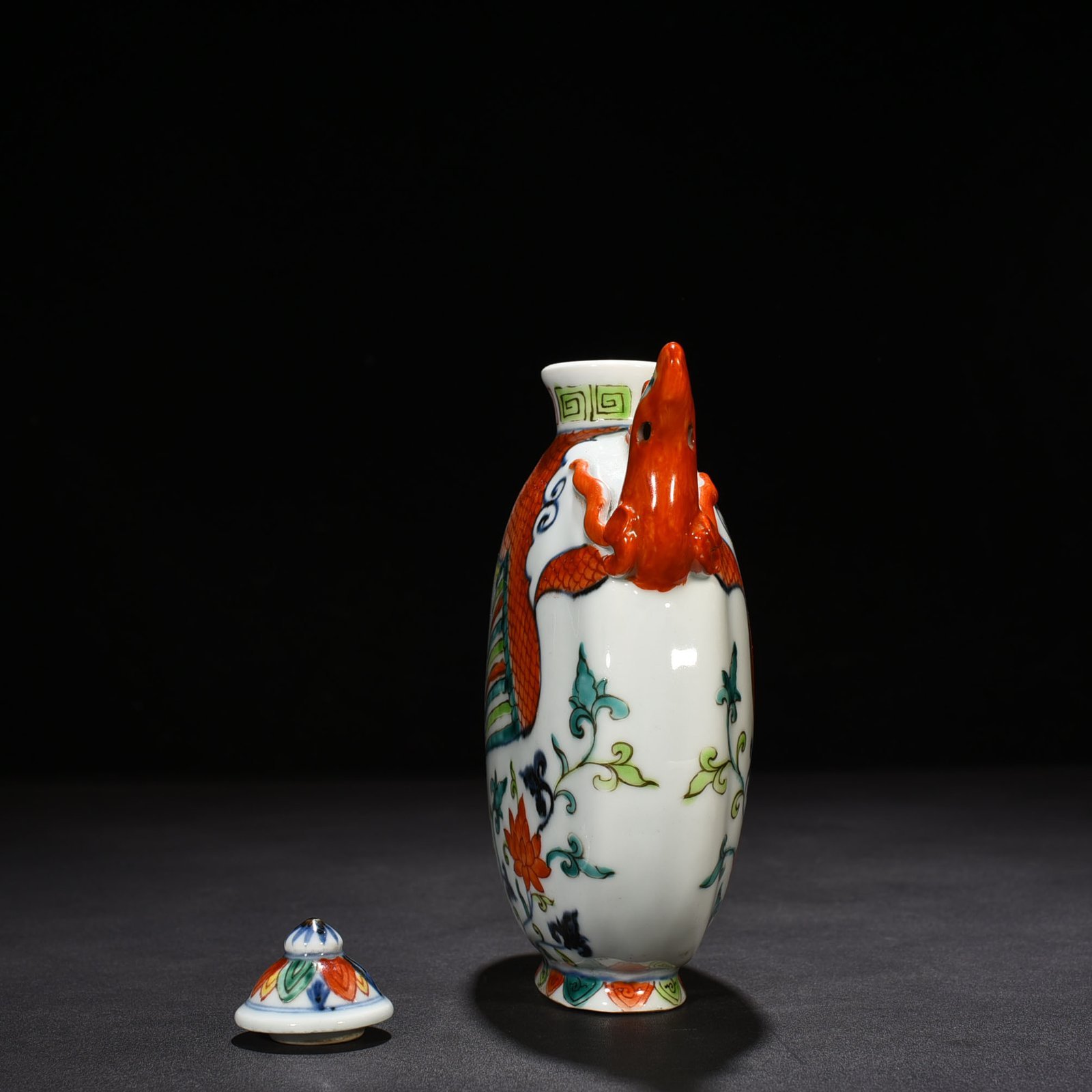 Ming Dynasty Xuande blue and white five-color phoenix head pot