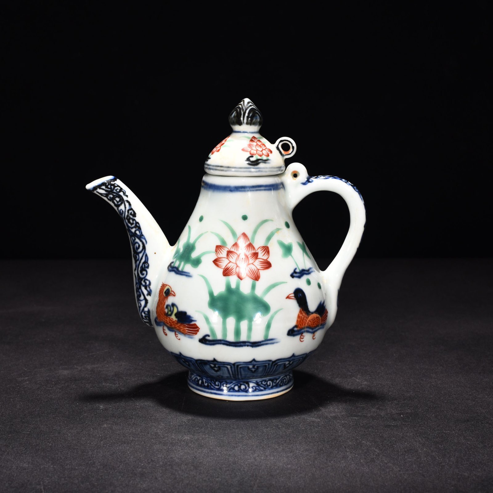 Ming Dynasty Xuande blue and white multicolored lotus pond pear-shaped pot
