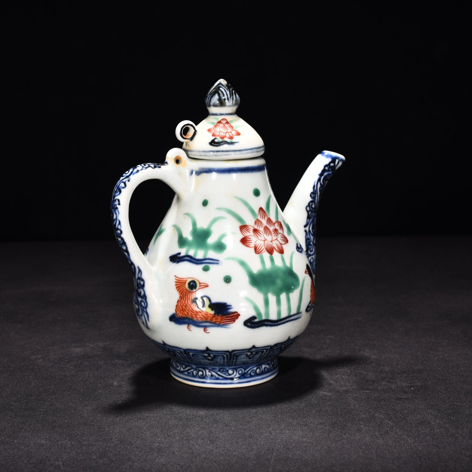Ming Dynasty Xuande blue and white multicolored lotus pond pear-shaped pot