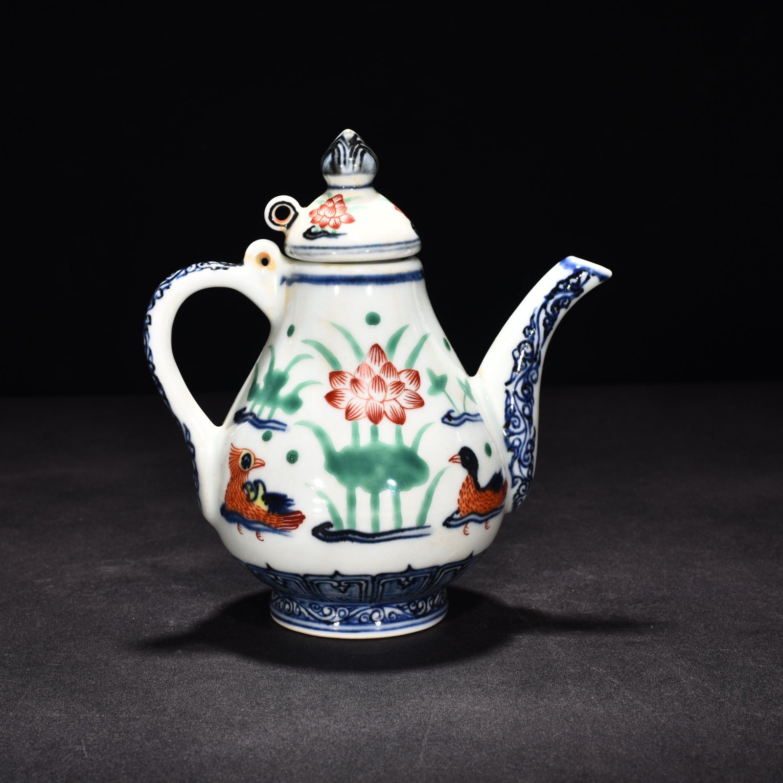 Ming Dynasty Xuande blue and white multicolored lotus pond pear-shaped pot
