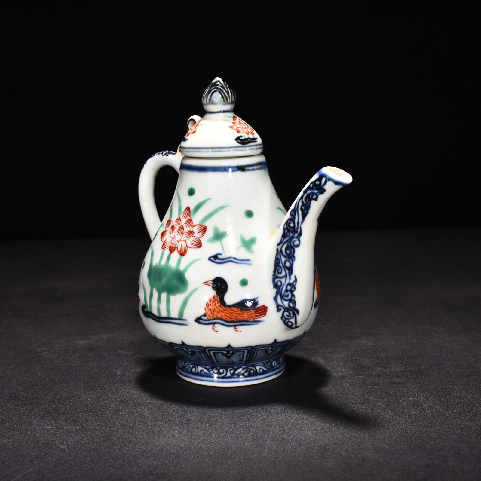 Ming Dynasty Xuande blue and white multicolored lotus pond pear-shaped pot