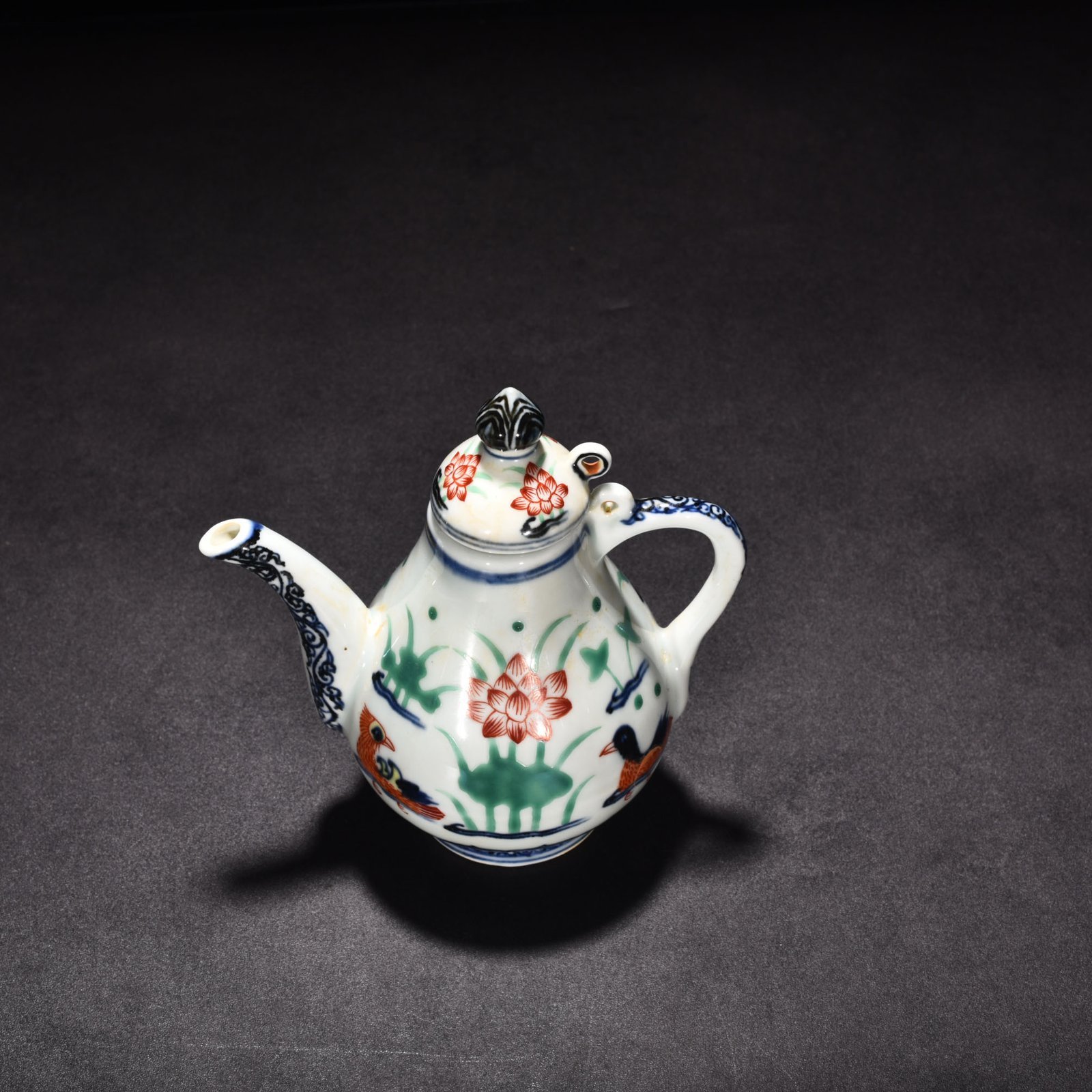 Ming Dynasty Xuande blue and white multicolored lotus pond pear-shaped pot