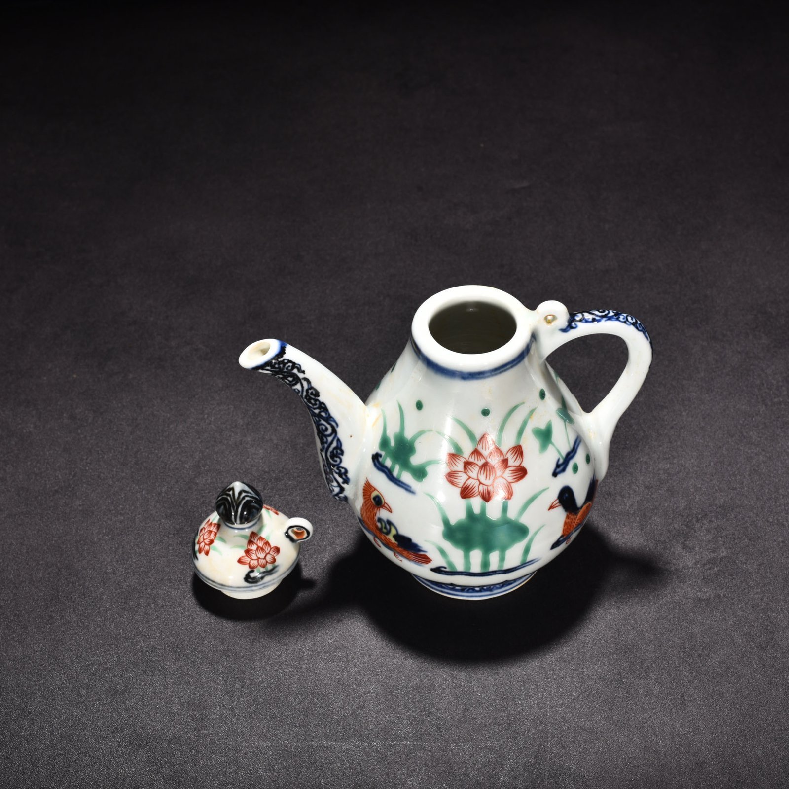 Ming Dynasty Xuande blue and white multicolored lotus pond pear-shaped pot