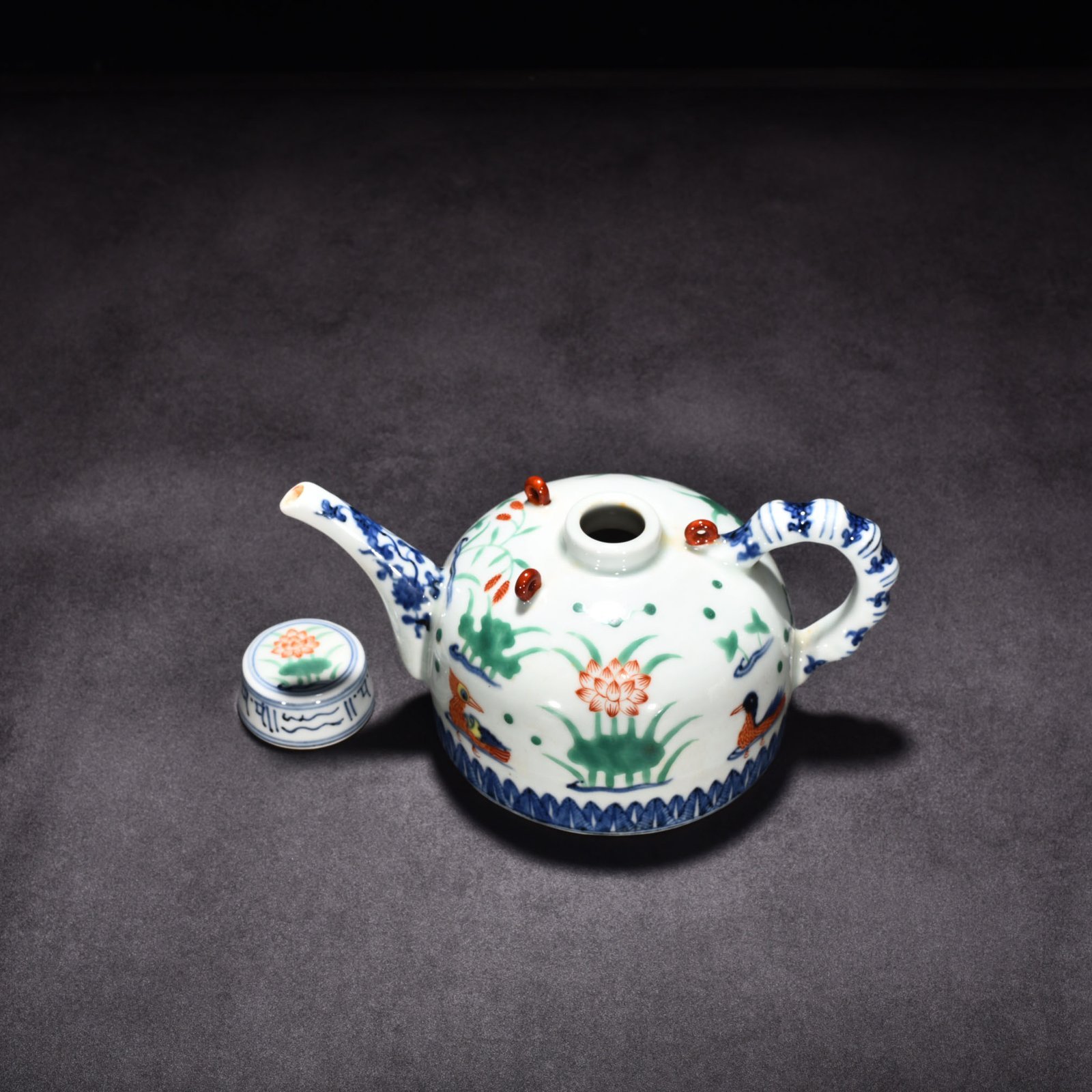 Ming Dynasty Xuande blue and white multi-colored lotus pond bamboo-jointed ewer