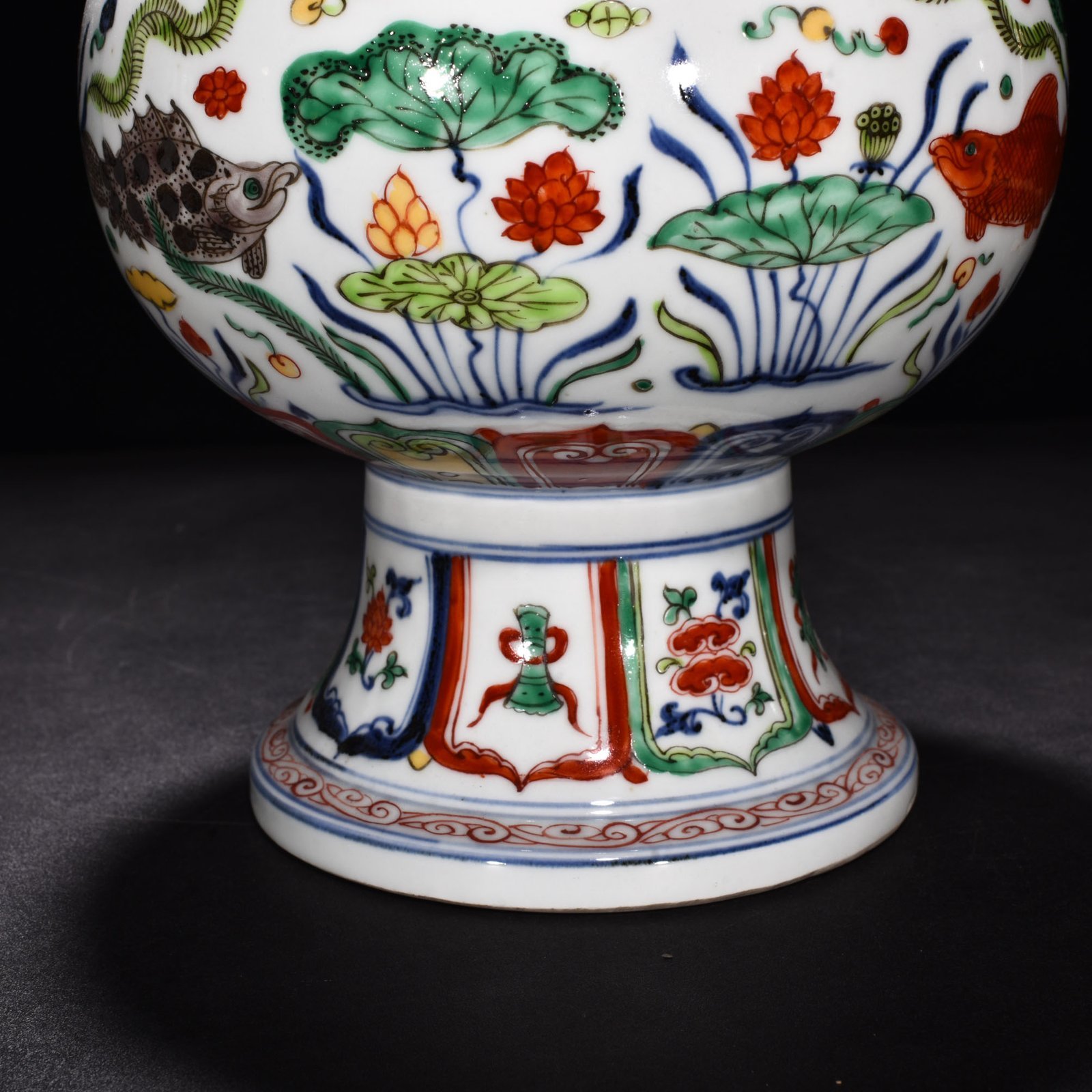 Ming Dynasty Xuande blue and white colorful fish and algae pattern pocket lid jar