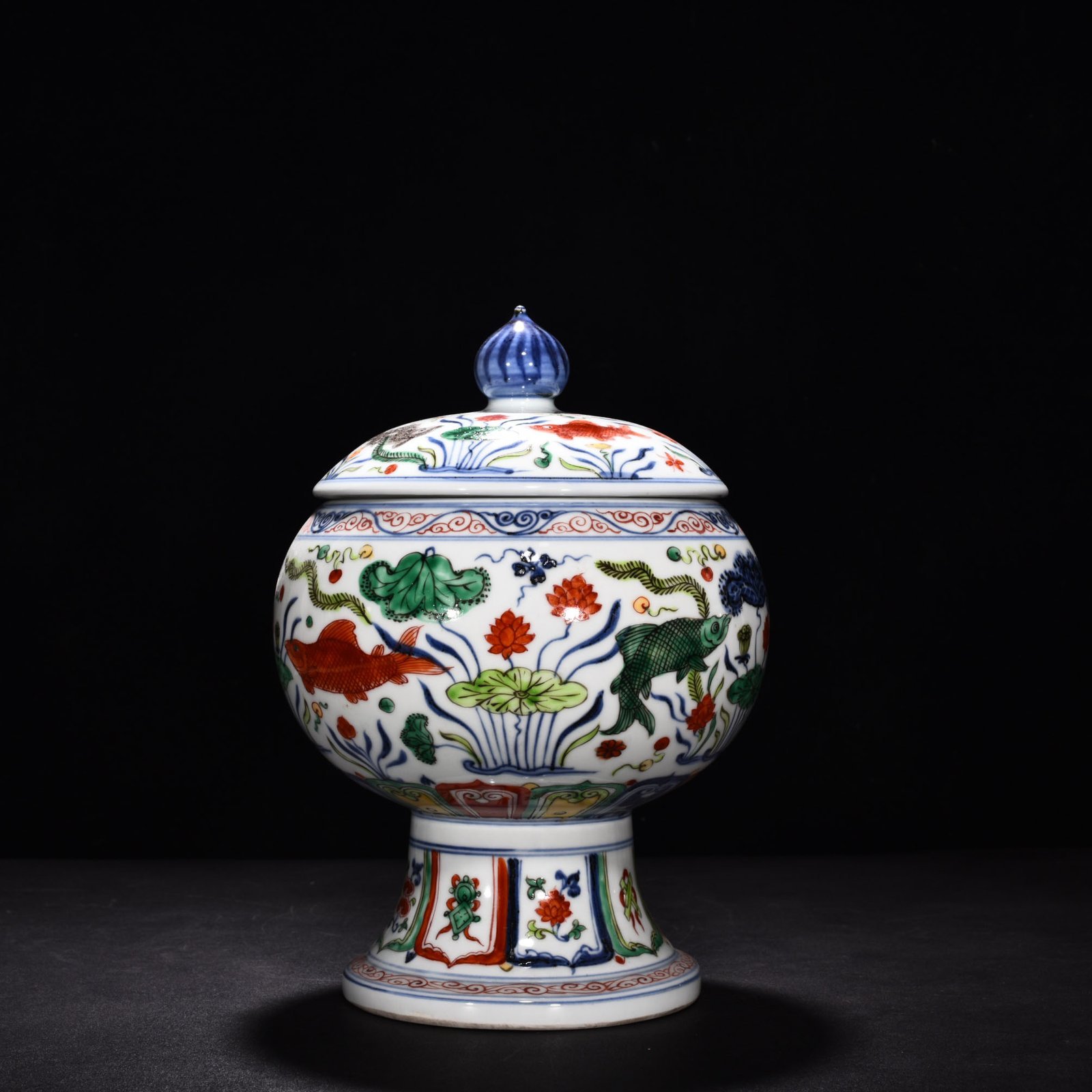 Ming Dynasty Xuande blue and white colorful fish and algae pattern pocket lid jar