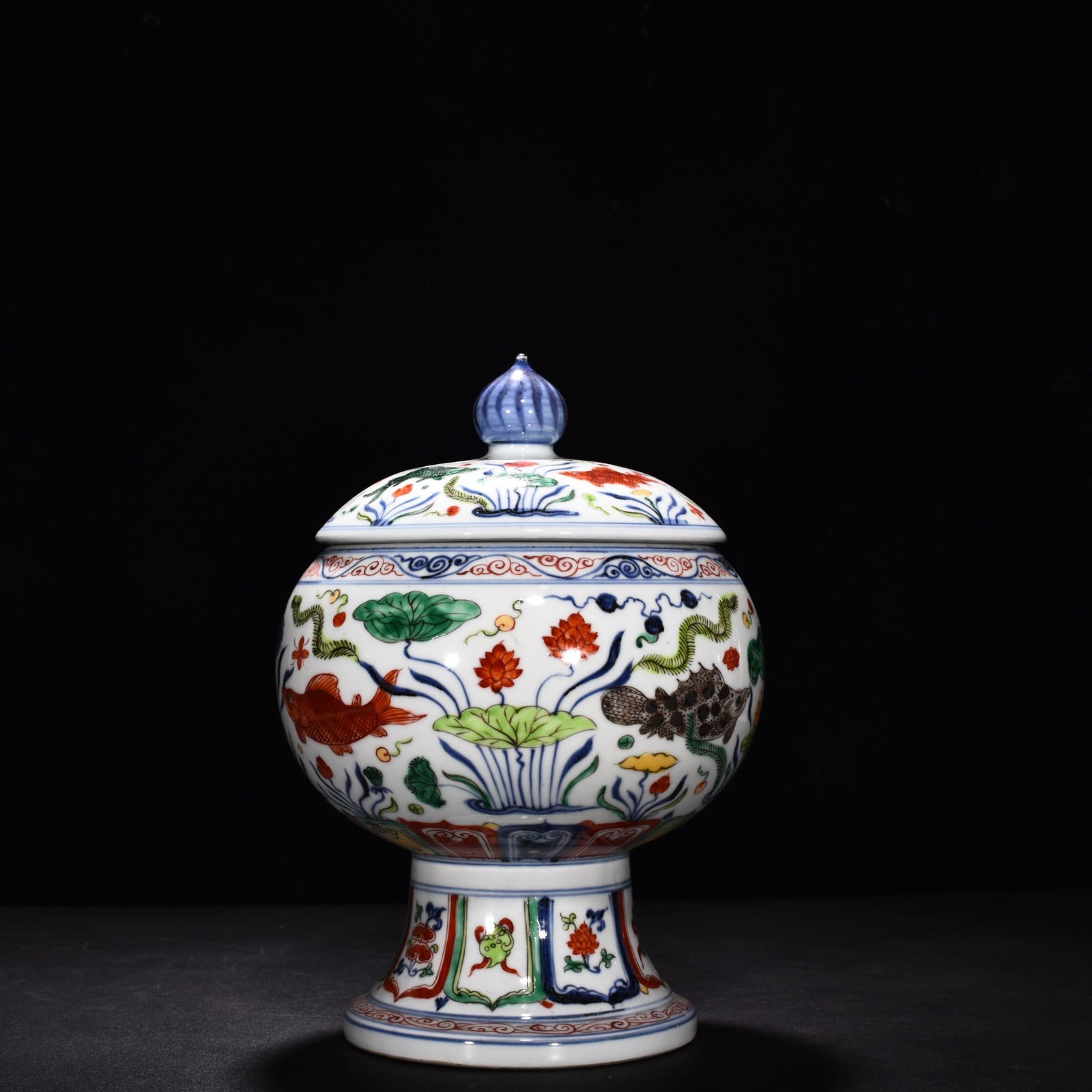 Ming Dynasty Xuande blue and white colorful fish and algae pattern pocket lid jar