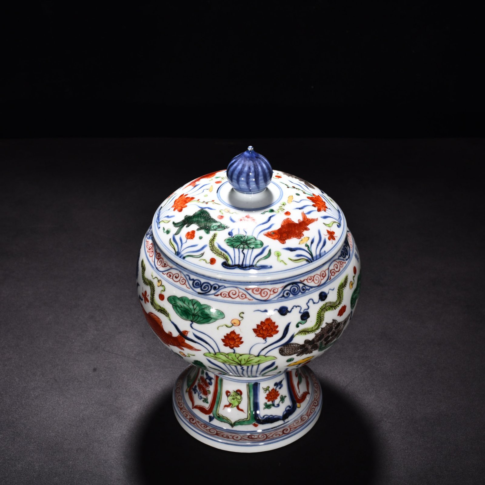 Ming Dynasty Xuande blue and white colorful fish and algae pattern pocket lid jar