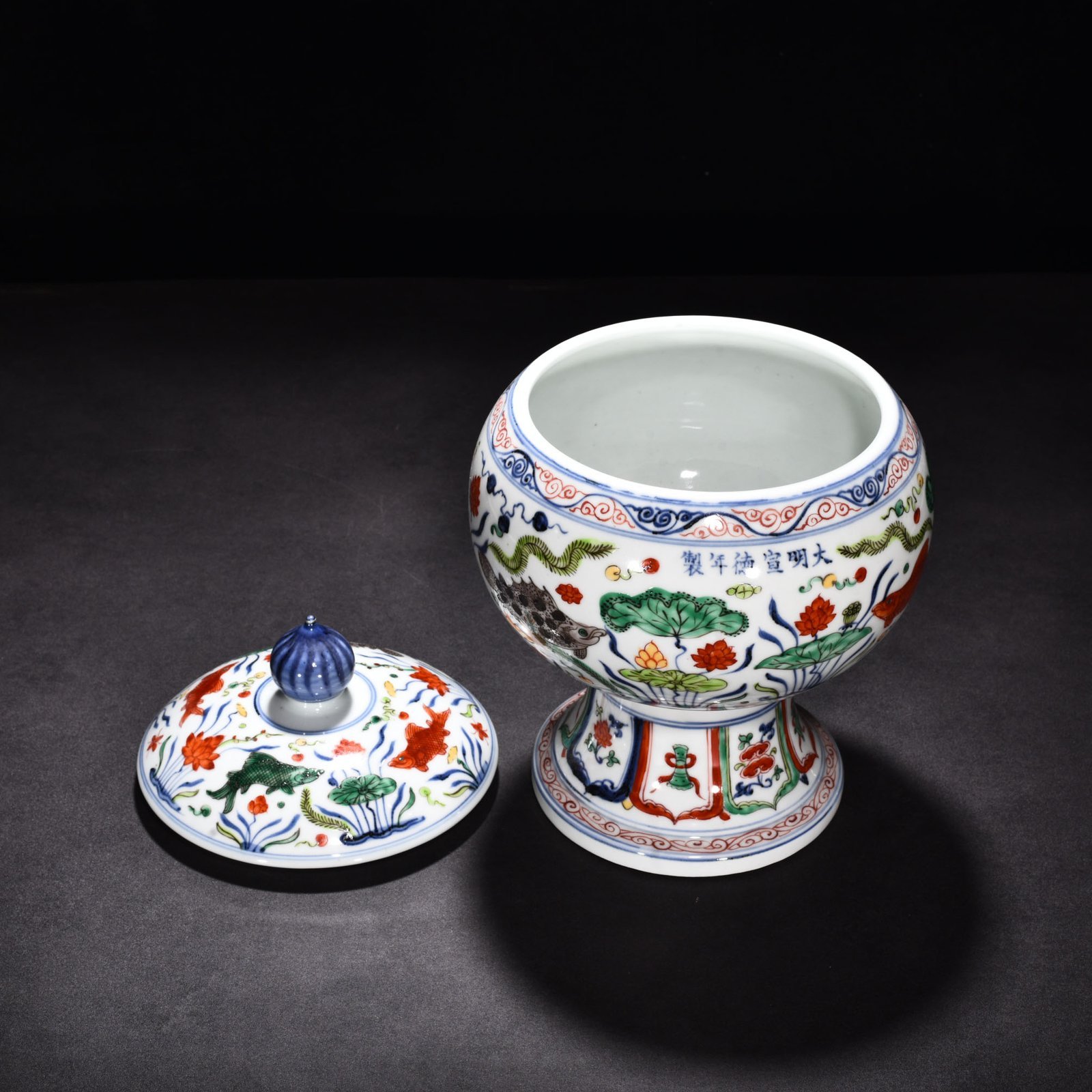 Ming Dynasty Xuande blue and white colorful fish and algae pattern pocket lid jar