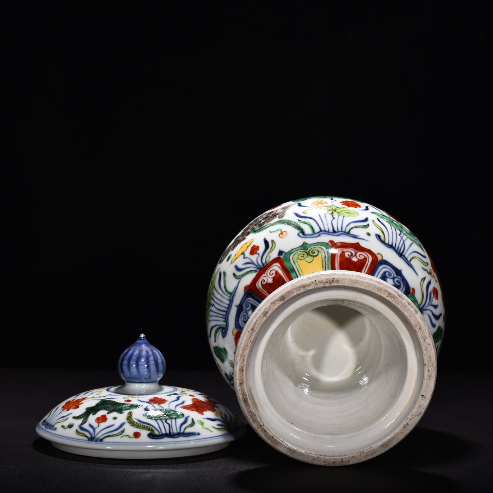 Ming Dynasty Xuande blue and white colorful fish and algae pattern pocket lid jar