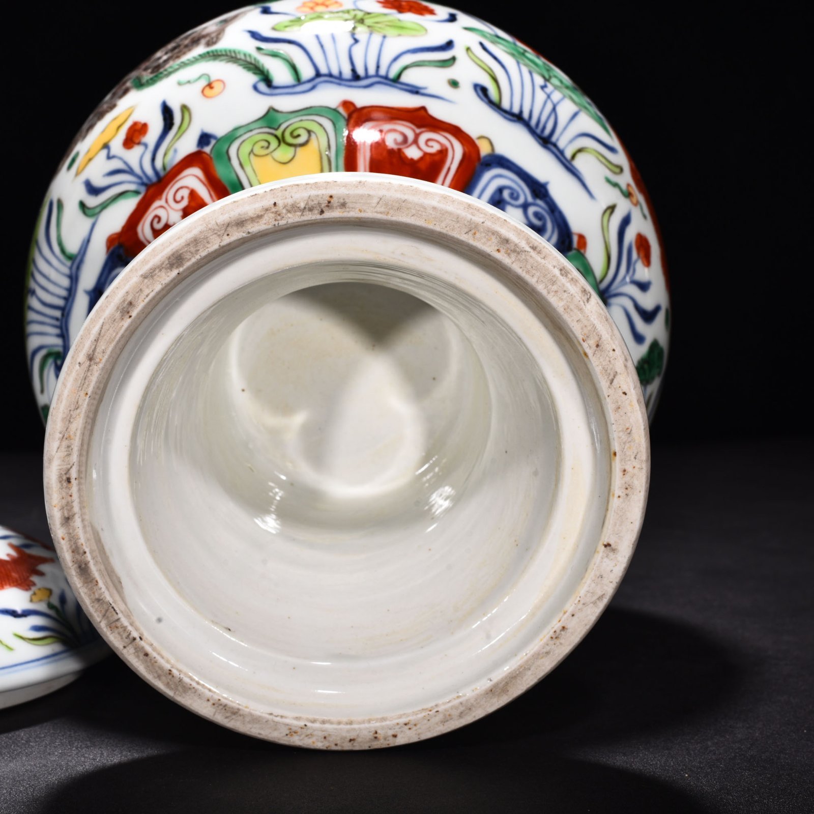 Ming Dynasty Xuande blue and white colorful fish and algae pattern pocket lid jar