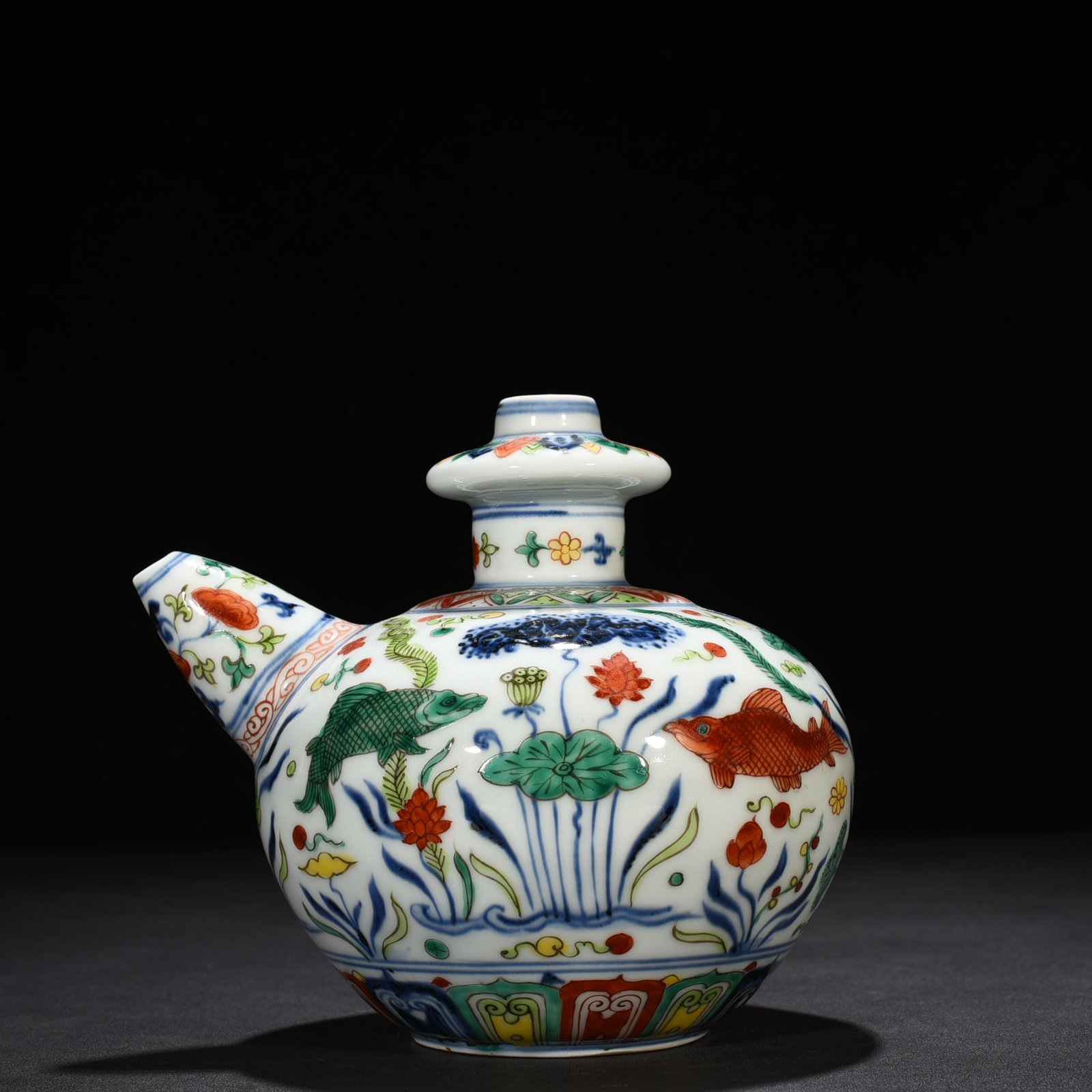 Ming Dynasty Xuande blue and white multicolored fish and algae pattern military holdin
