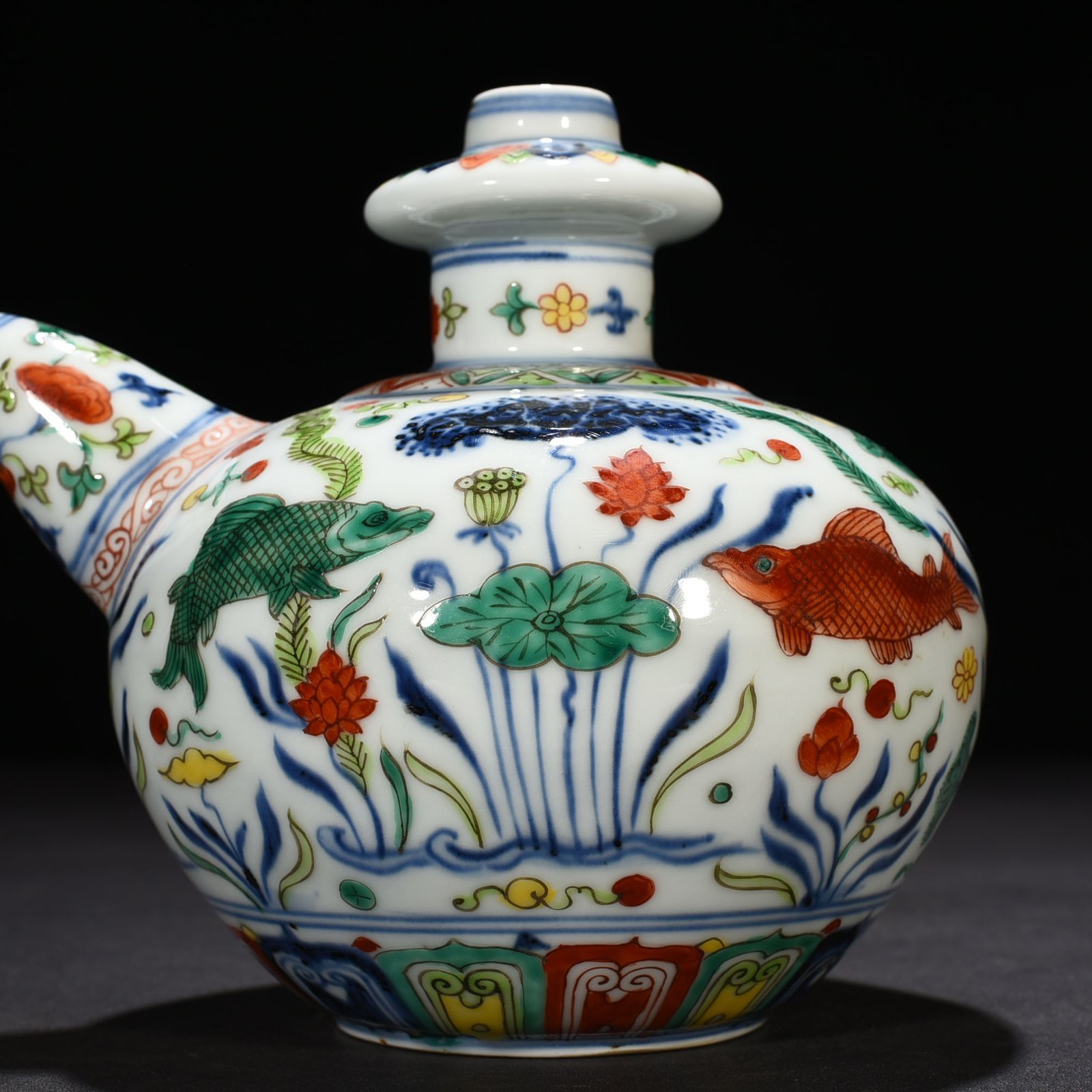 Ming Dynasty Xuande blue and white multicolored fish and algae pattern military holdin